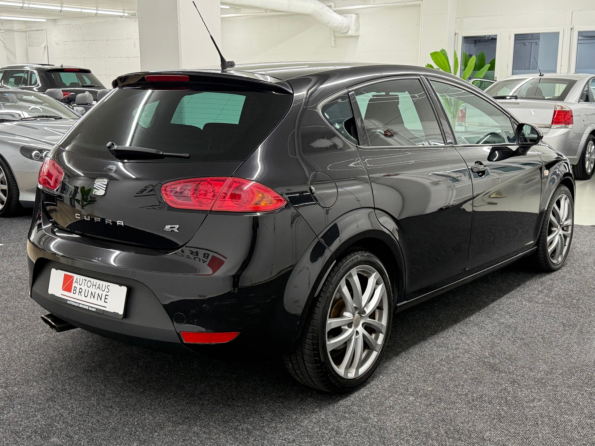 SEAT Leon 2.0 TSI Cupra R-showroom-element-3