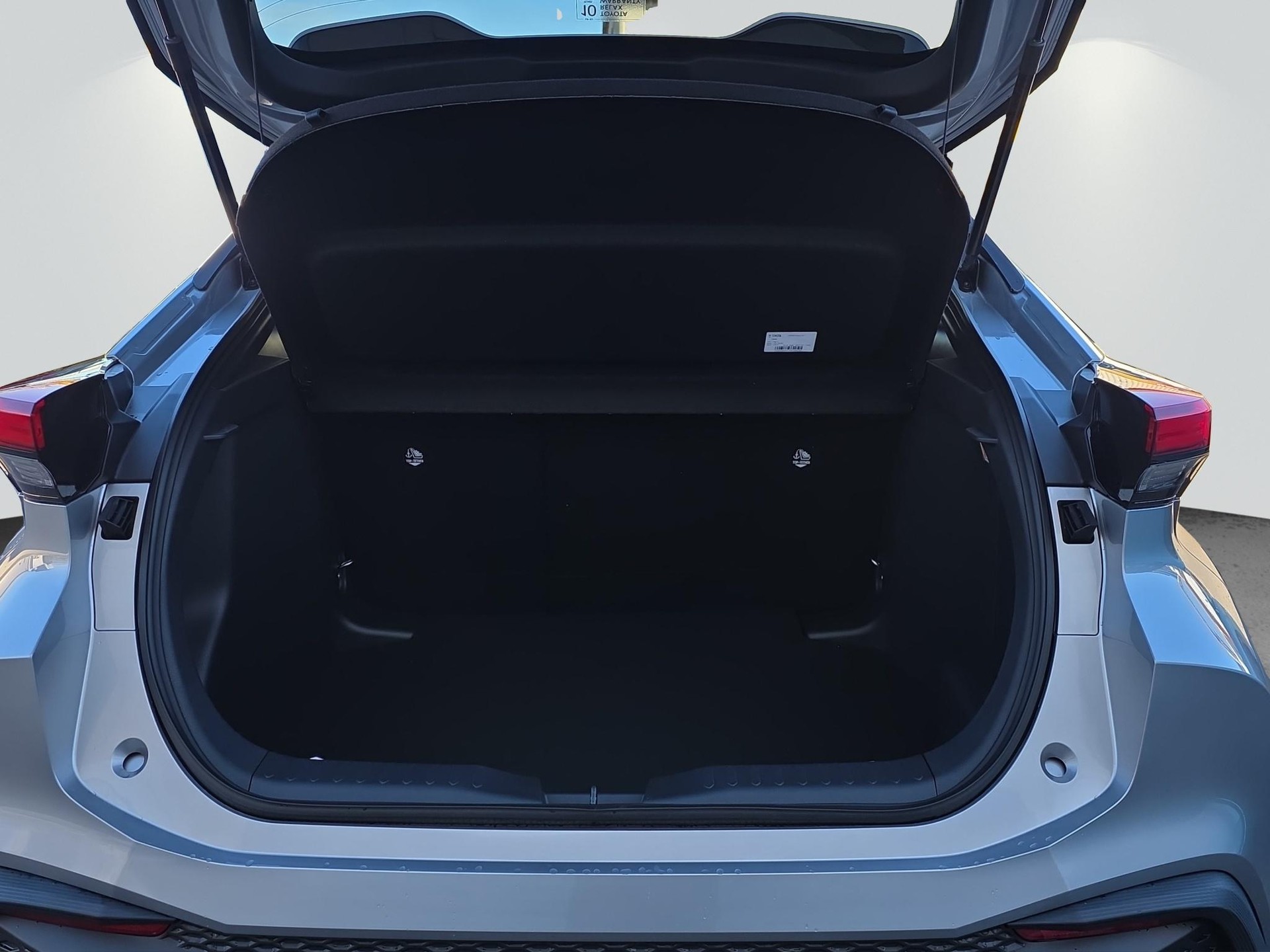 TOYOTA C-HR 2.0 HEV Swiss Edition 4x4-image-13