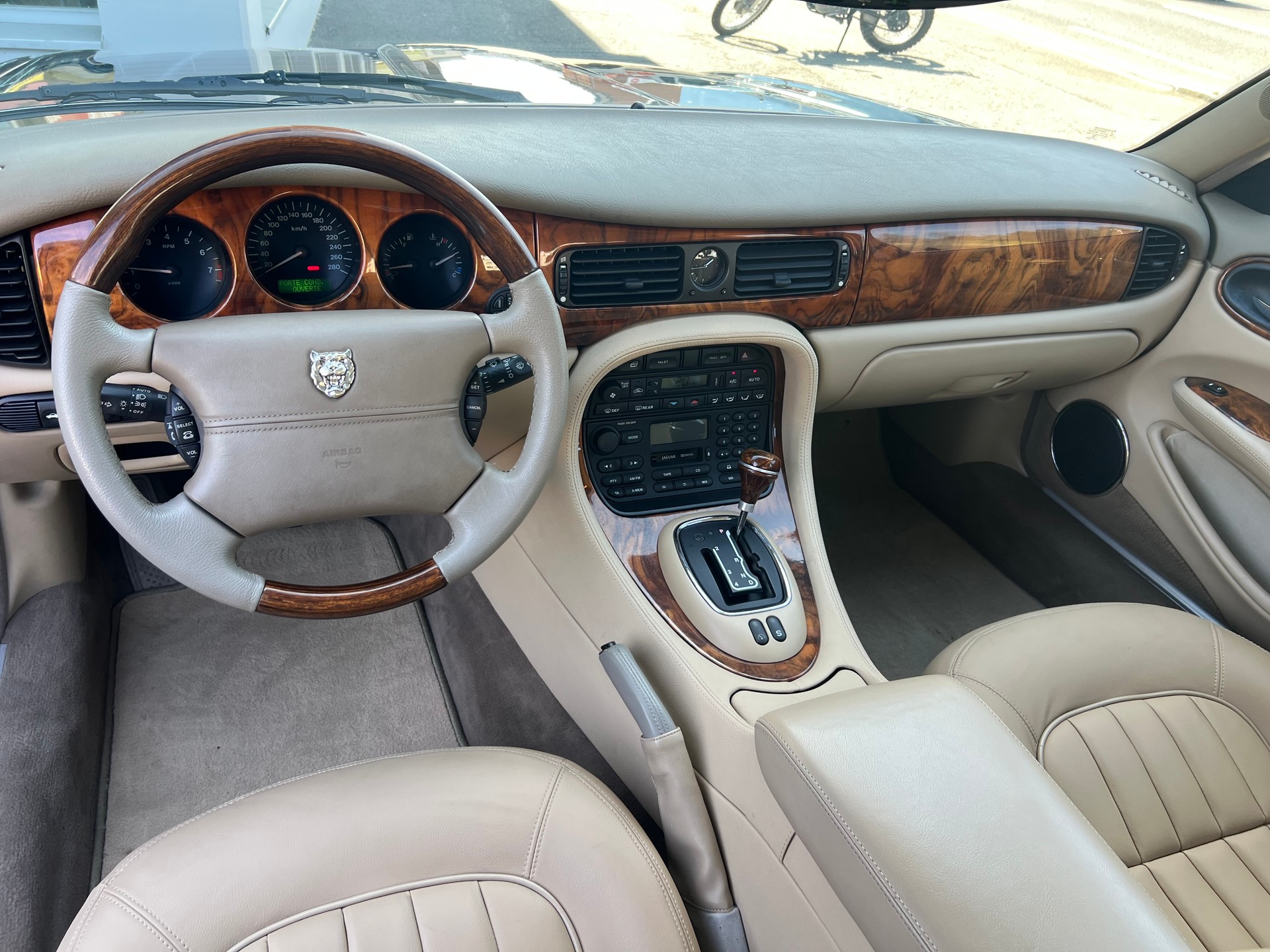 JAGUAR XJ 4.0 V8 Sovereign-image-8