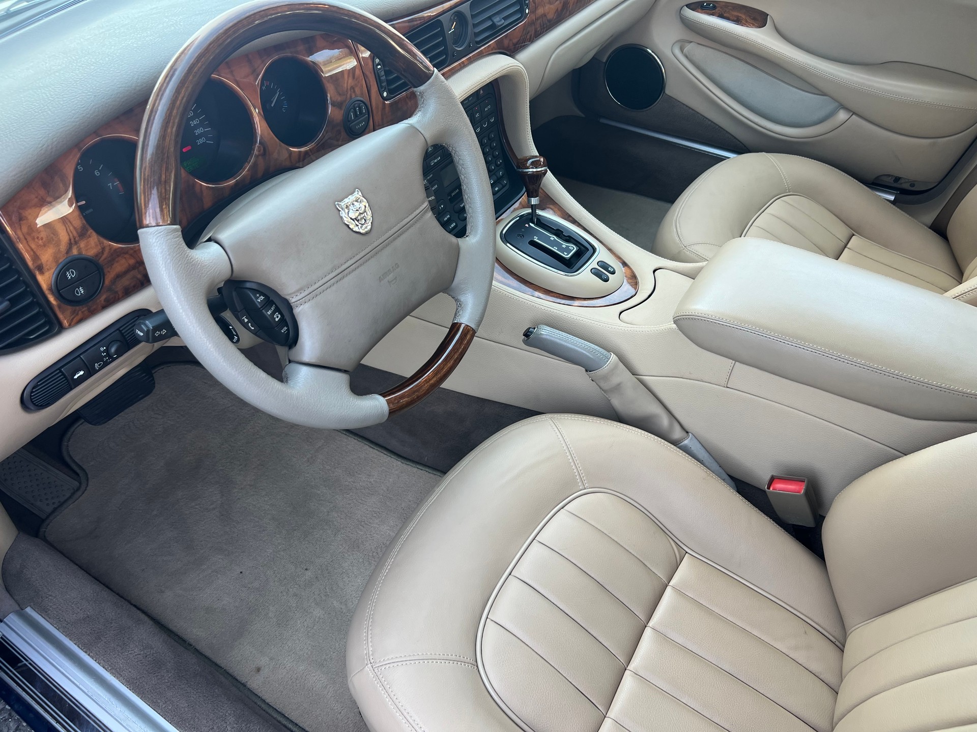 JAGUAR XJ 4.0 V8 Sovereign-image-6