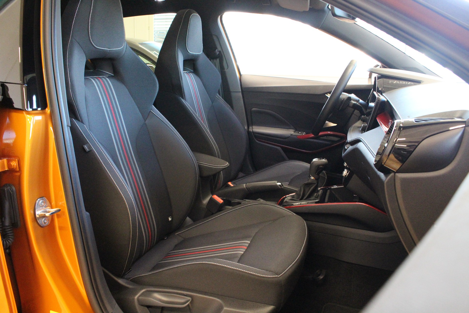 SKODA Fabia 1.5 TSI Monte Carlo DSG 150PS *Sonderlackierung Orange / Black *Panorama Glasdach *5 Jahre Werks-Garantie!-image-16