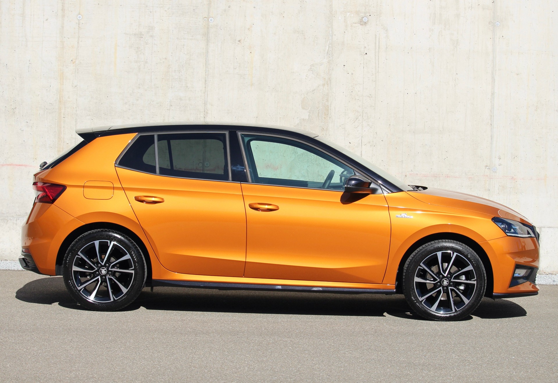 SKODA Fabia 1.5 TSI Monte Carlo DSG 150PS *Sonderlackierung Orange / Black *Panorama Glasdach *5 Jahre Werks-Garantie!-showroom-element-3