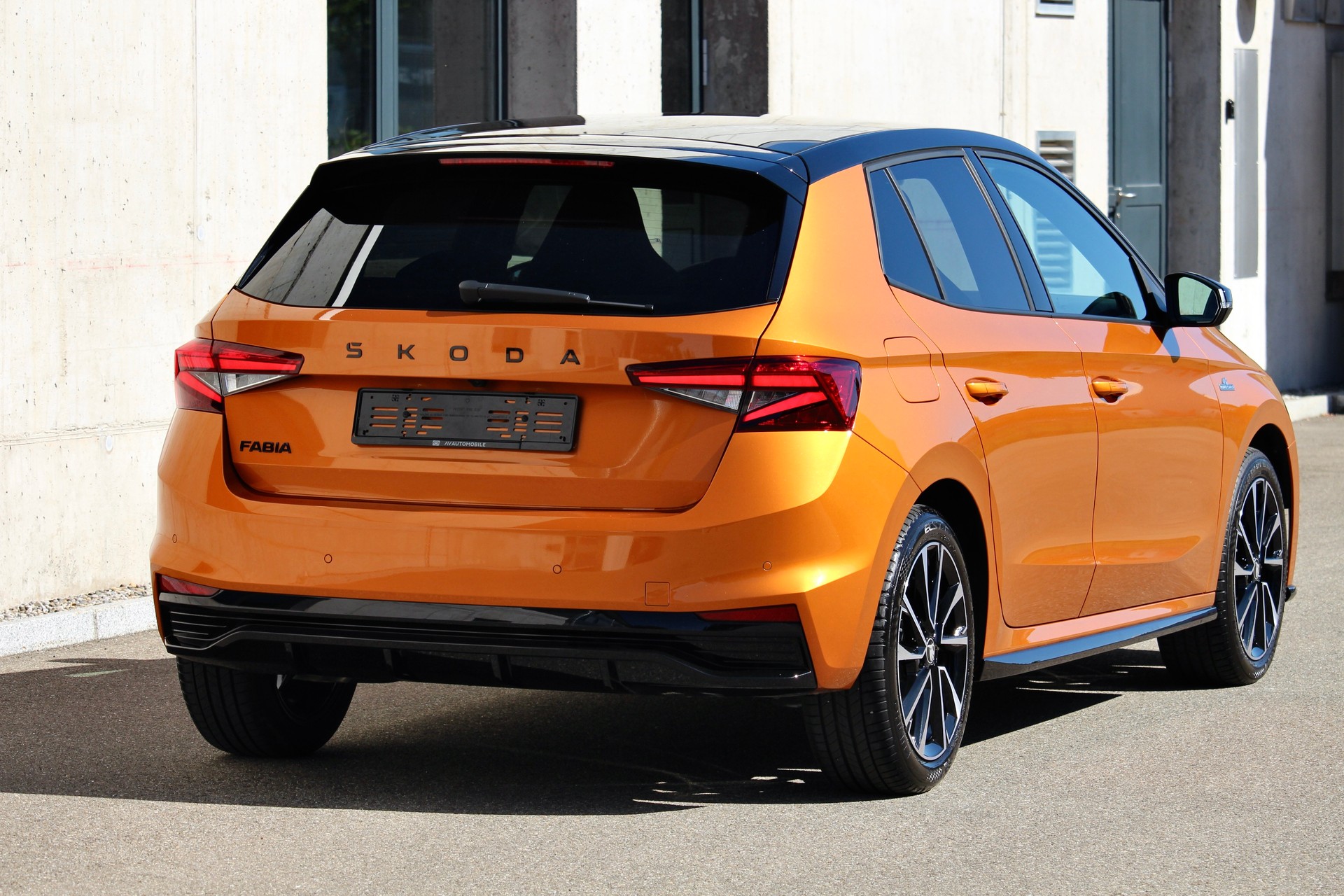 SKODA Fabia 1.5 TSI Monte Carlo DSG 150PS *Sonderlackierung Orange / Black *Panorama Glasdach *5 Jahre Werks-Garantie!-image-5