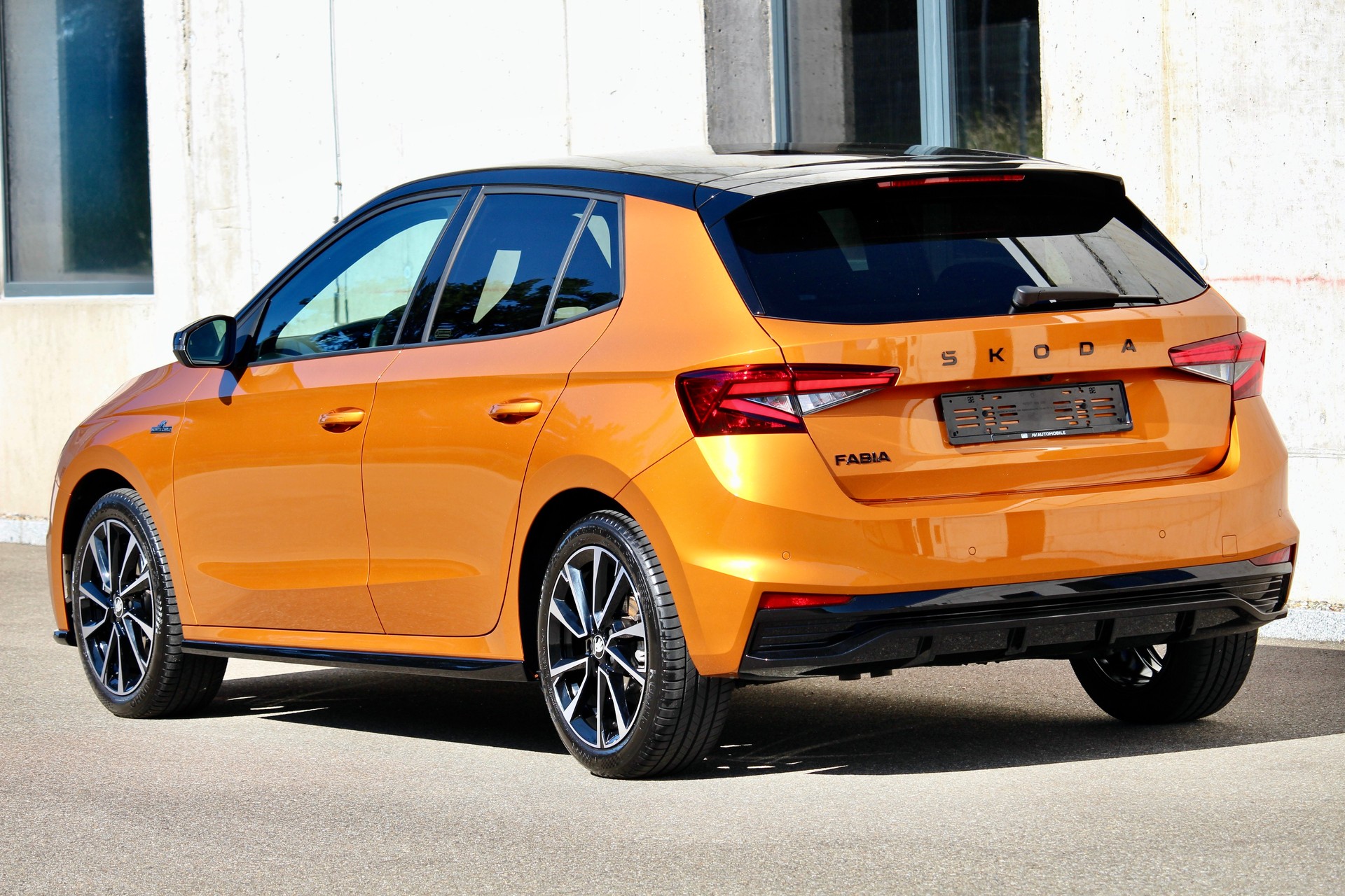 SKODA Fabia 1.5 TSI Monte Carlo DSG 150PS *Sonderlackierung Orange / Black *Panorama Glasdach *5 Jahre Werks-Garantie!-image-8
