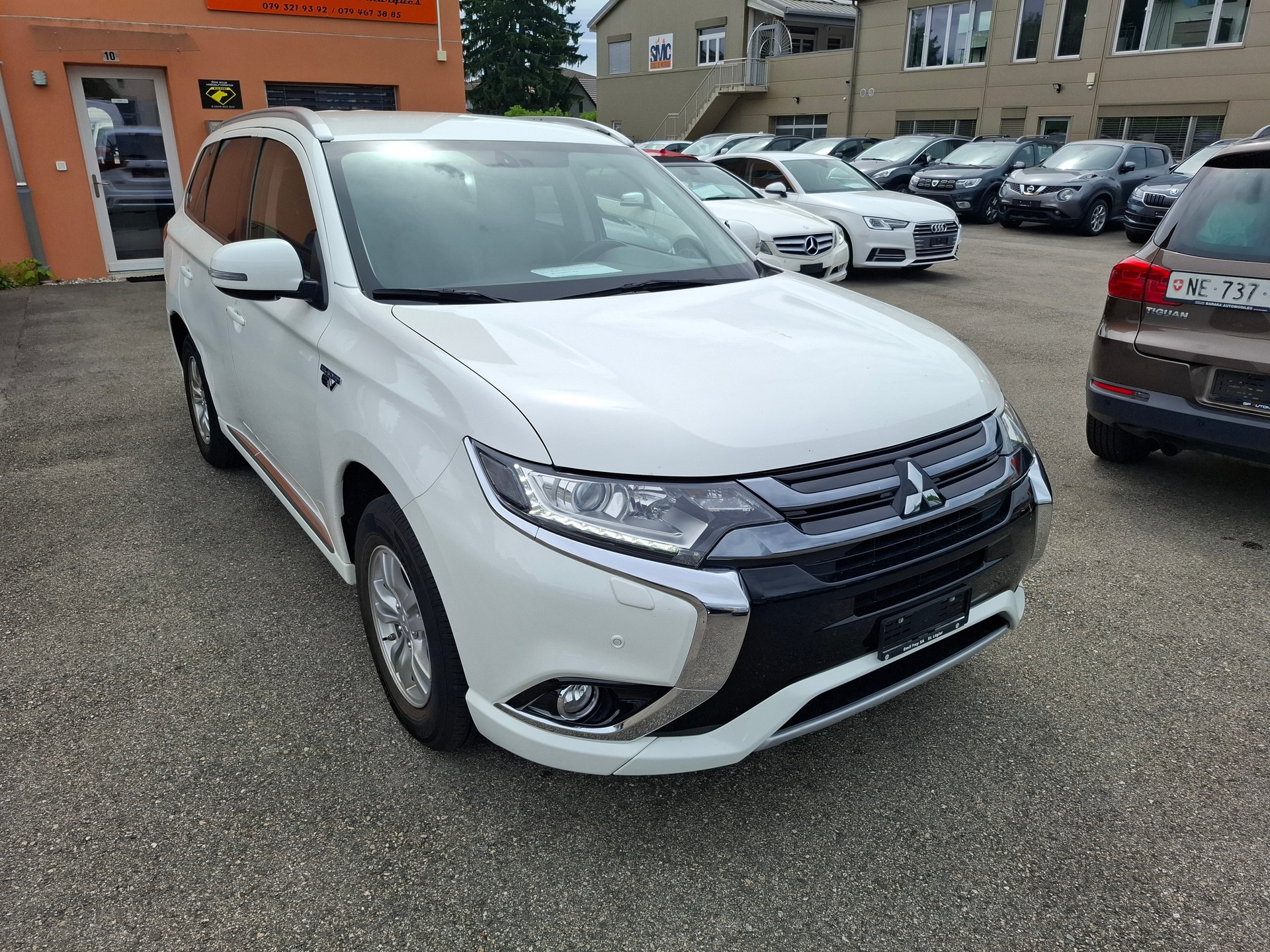 MITSUBISHI Outlander 2.0 PHEV Value 4WD Automatic-image-2