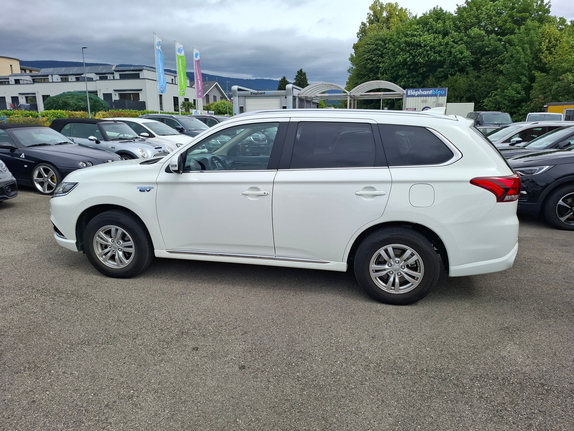 MITSUBISHI Outlander 2.0 PHEV Value 4WD Automatic-image-4