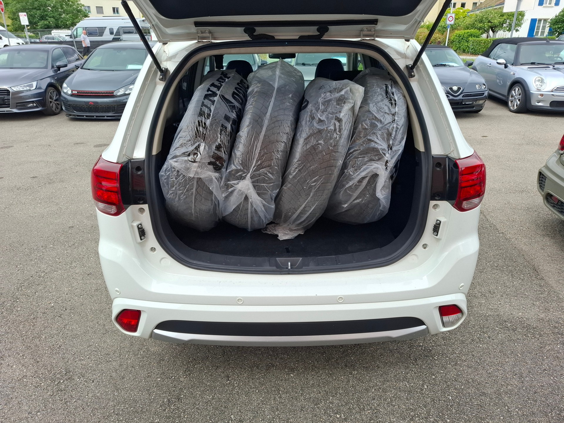 MITSUBISHI Outlander 2.0 PHEV Value 4WD Automatic-image-11