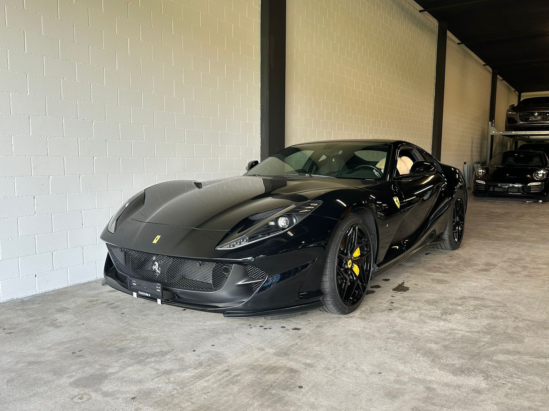 FERRARI 812 Superfast Atelier-Fahrzeug-showroom-element-1