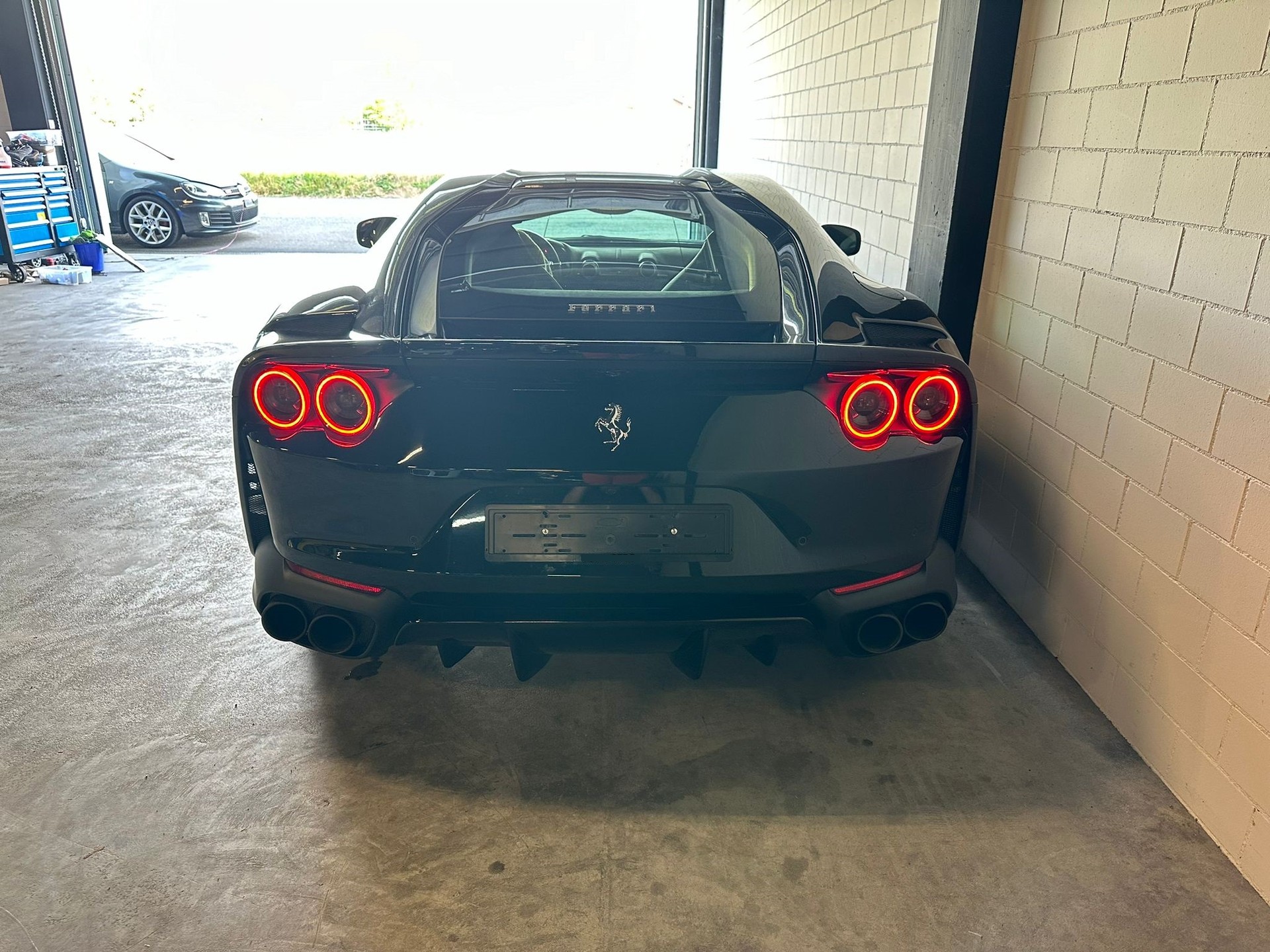 FERRARI 812 Superfast Atelier-Fahrzeug-showroom-element-3