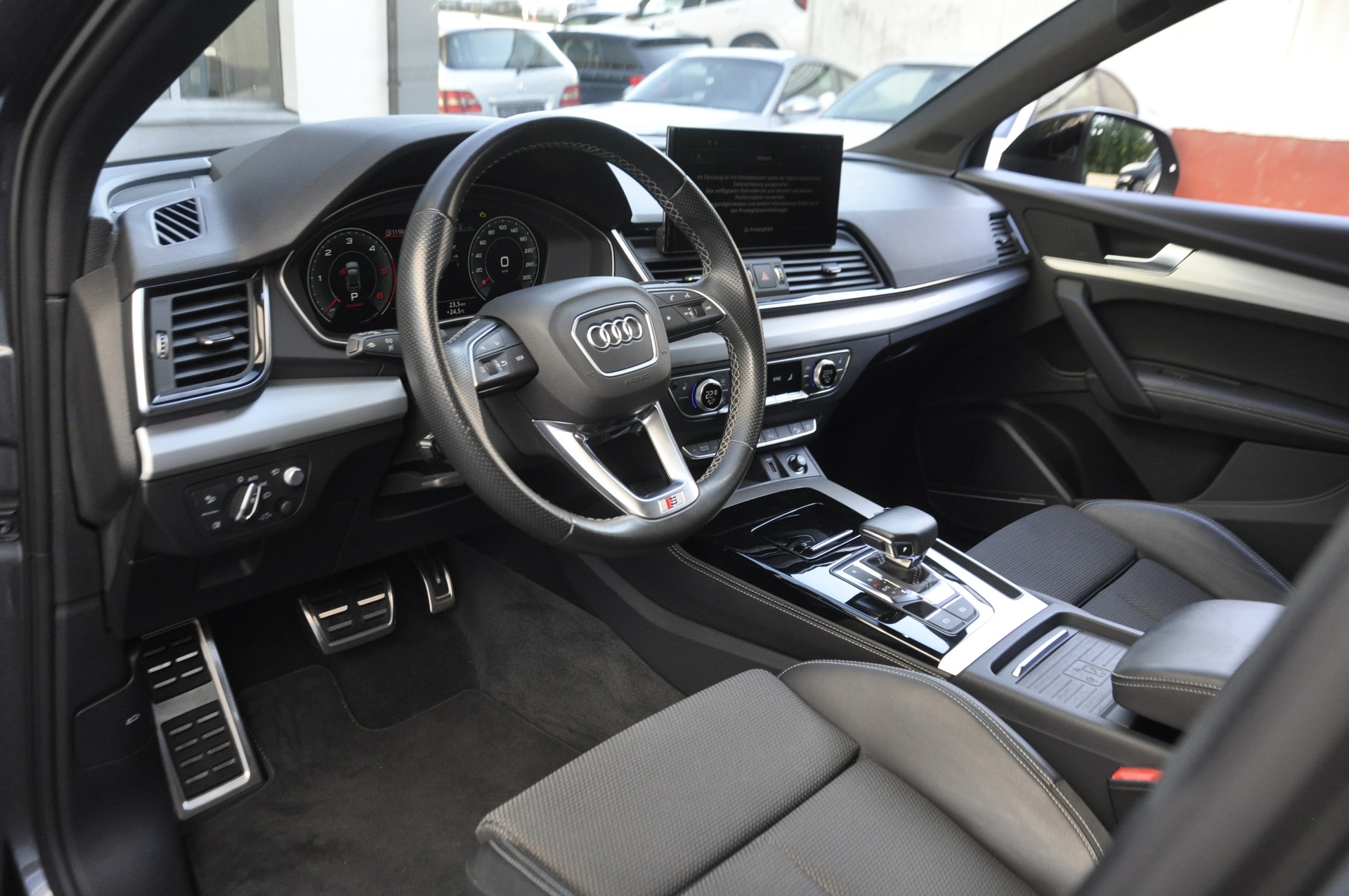 AUDI Q5 40 TDI Black Edition S line competition quattro S-tronic I Anhängerkupplung-image-5