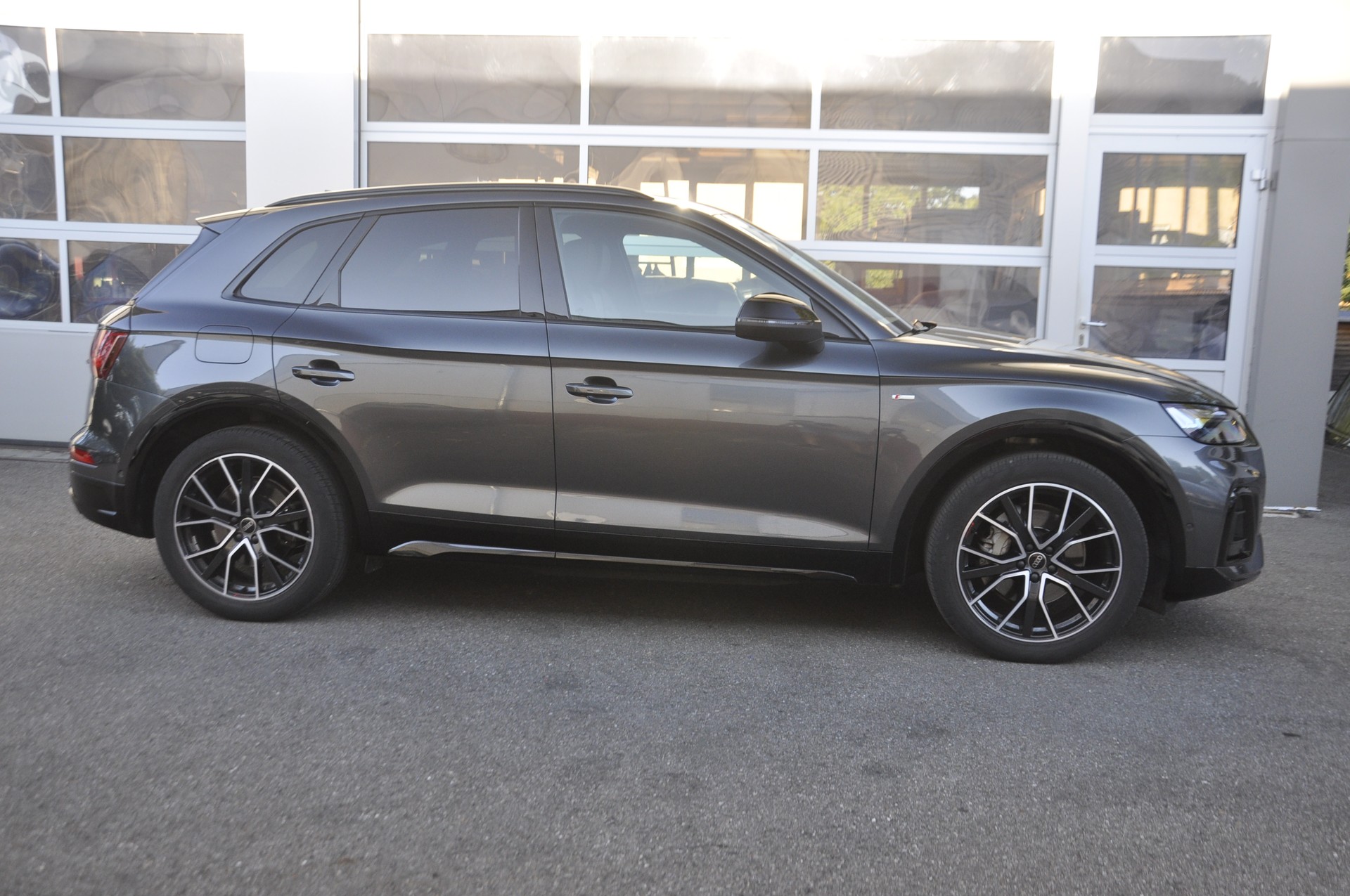 AUDI Q5 40 TDI Black Edition S line competition quattro S-tronic I Anhängerkupplung-image-1