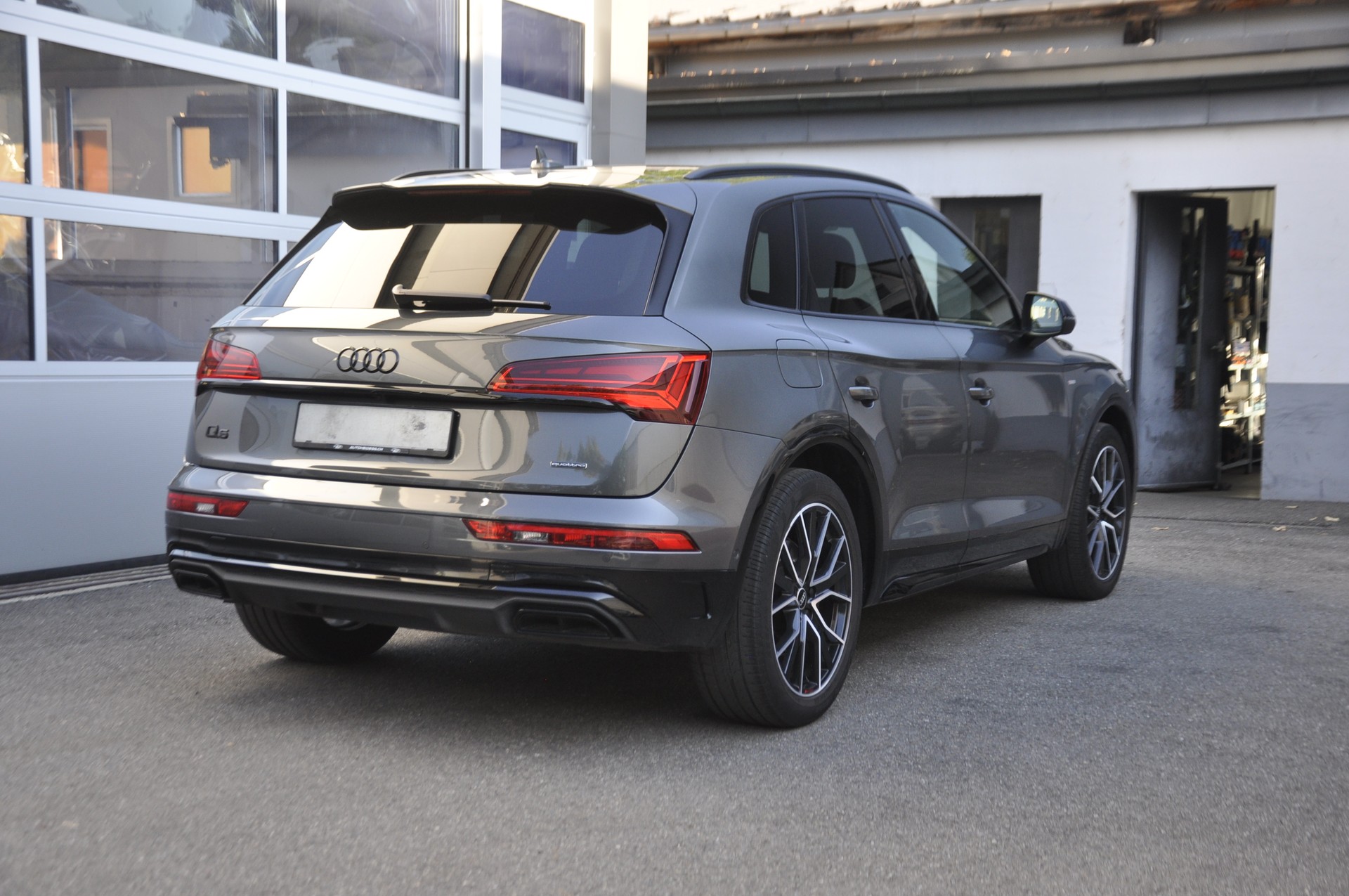 AUDI Q5 40 TDI Black Edition S line competition quattro S-tronic I Anhängerkupplung-image-2