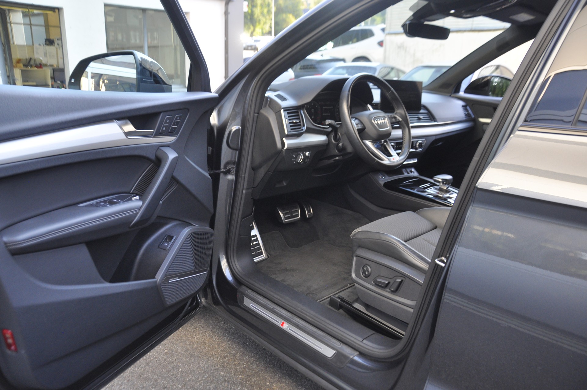 AUDI Q5 40 TDI Black Edition S line competition quattro S-tronic I Anhängerkupplung-image-3