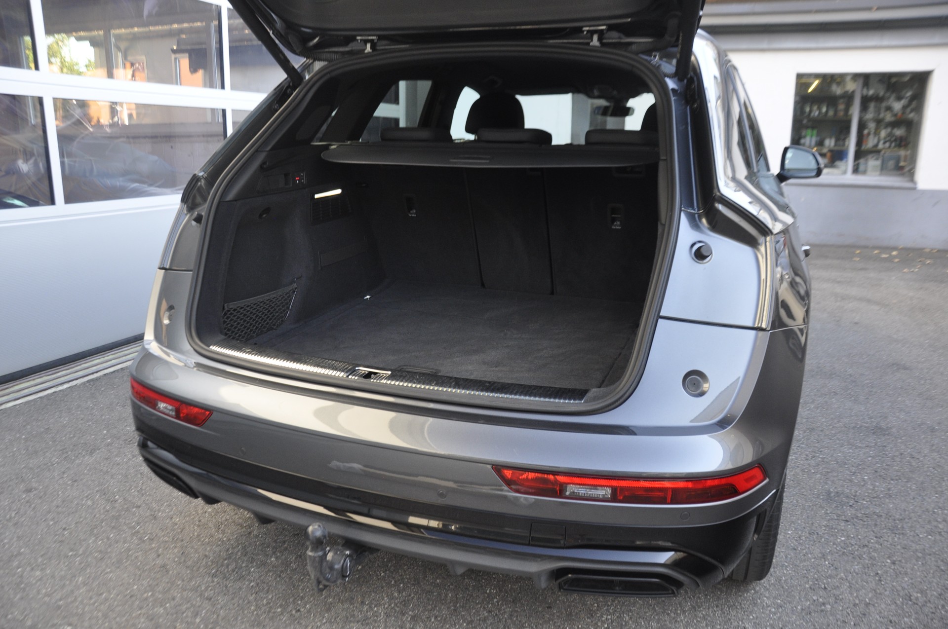 AUDI Q5 40 TDI Black Edition S line competition quattro S-tronic I Anhängerkupplung-image-13