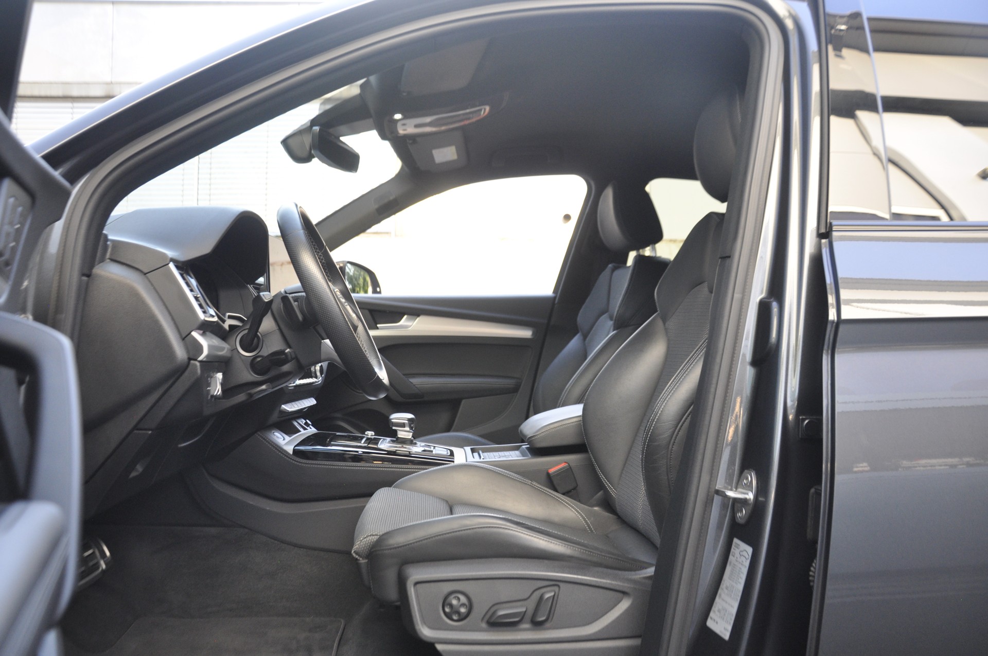 AUDI Q5 40 TDI Black Edition S line competition quattro S-tronic I Anhängerkupplung-image-4