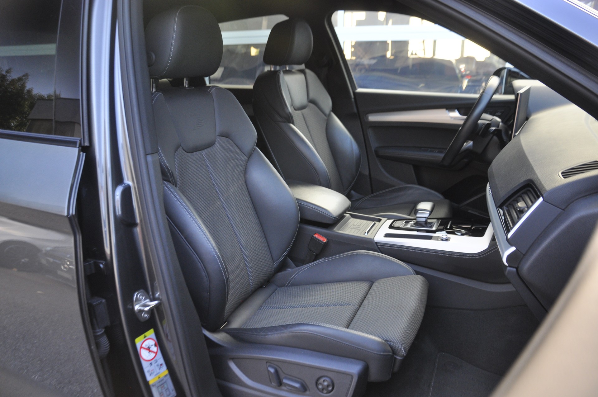 AUDI Q5 40 TDI Black Edition S line competition quattro S-tronic I Anhängerkupplung-image-7