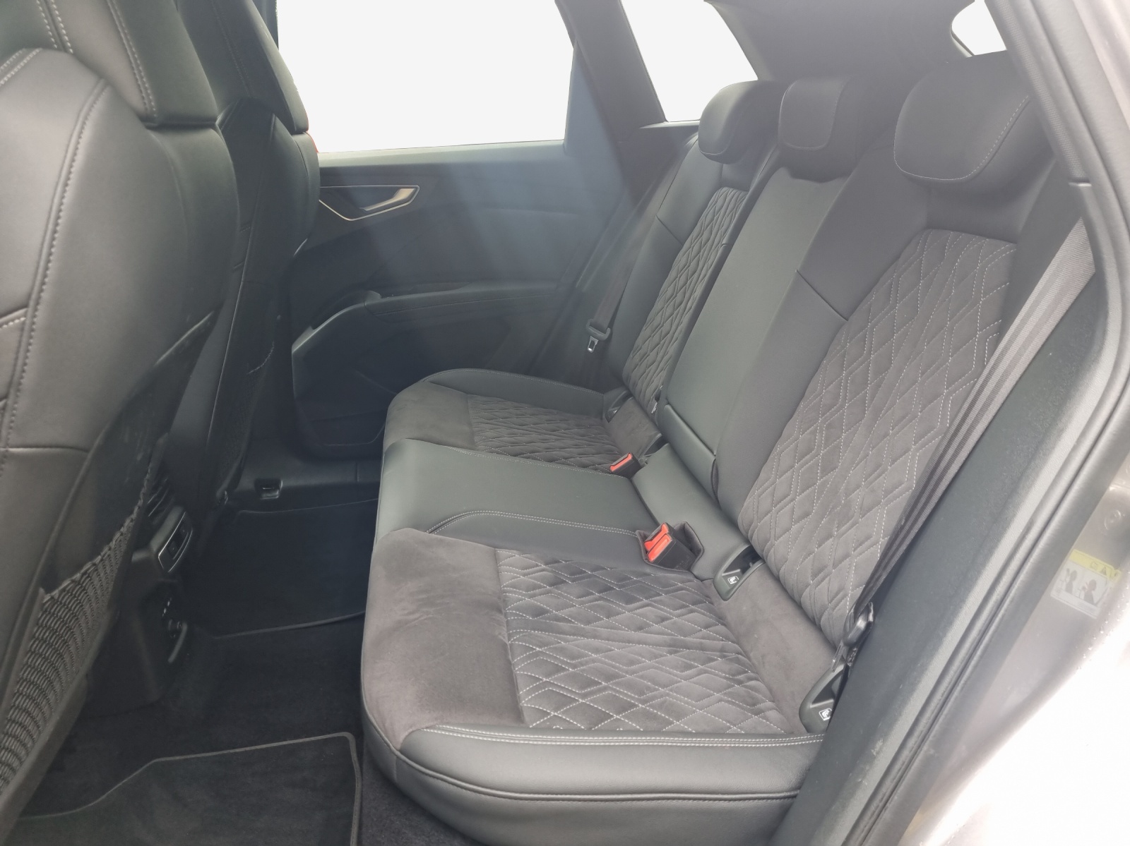 AUDI Q4 e-tron 45 quattro-image-12