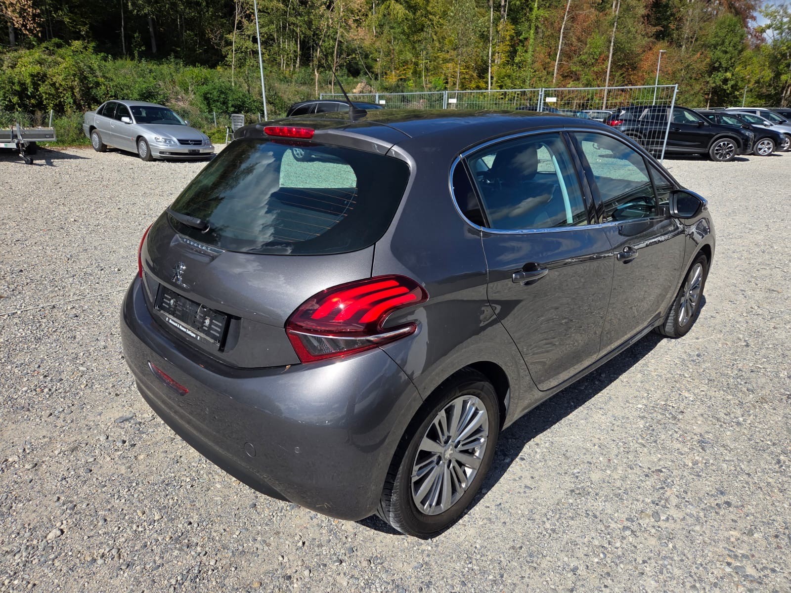 PEUGEOT 208 1.2 PureTech Allure EAT6-image-4
