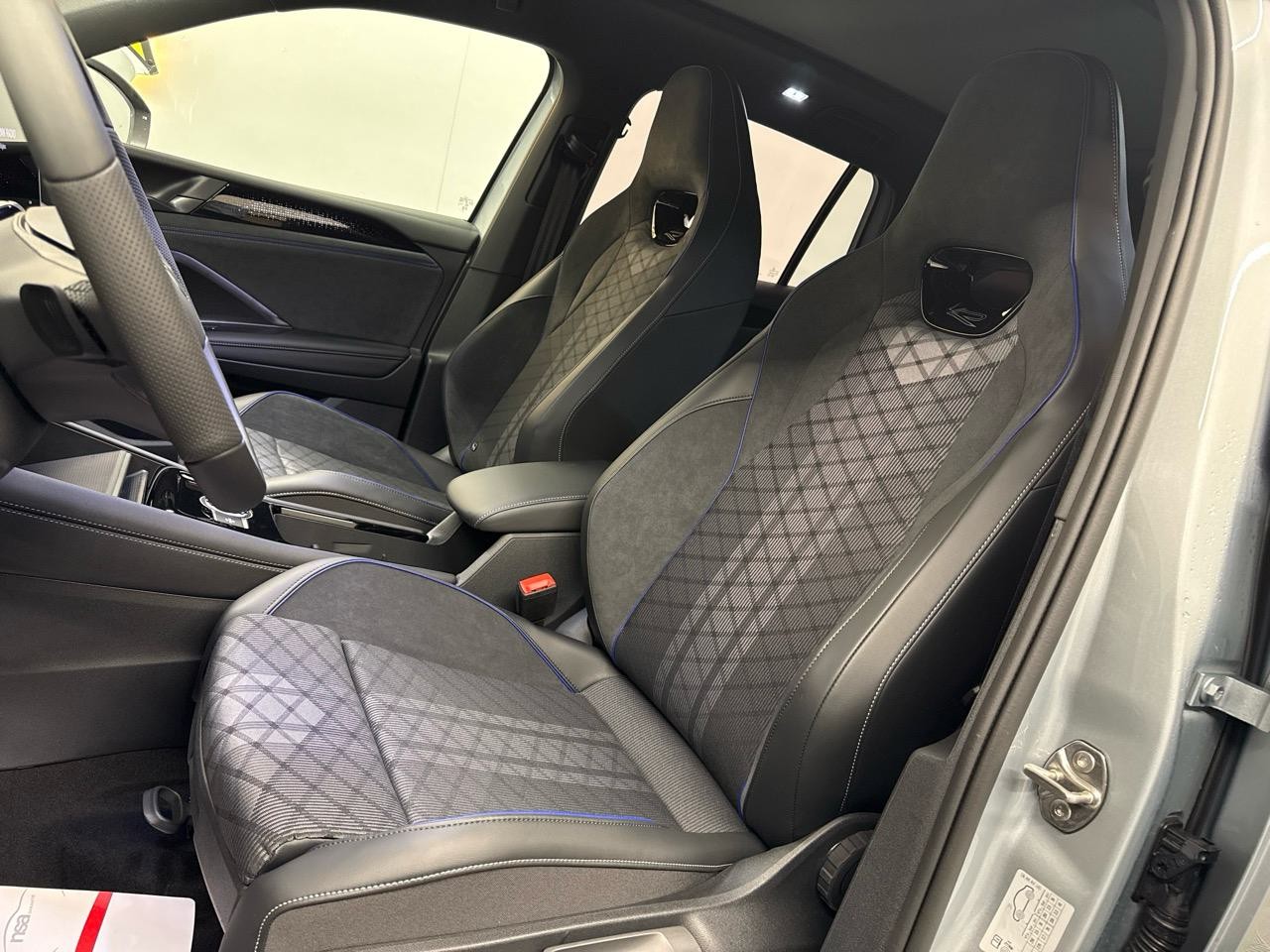 VW Tiguan 1.5 TSI PHEV R-Line Black Style-showroom-element-3