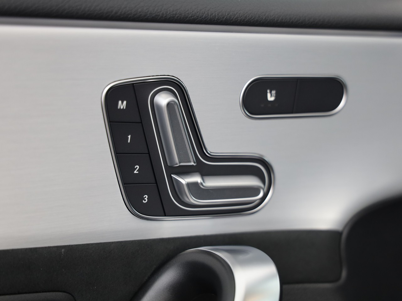 MERCEDES-BENZ A 200 7G-DCT-image-8