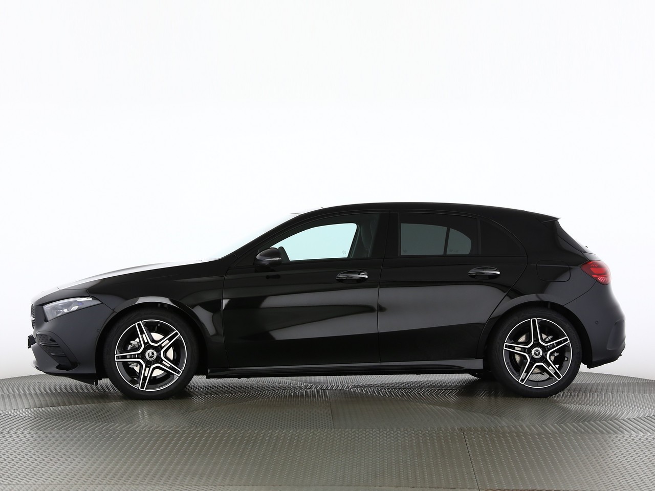 MERCEDES-BENZ A 200 7G-DCT-showroom-element-2