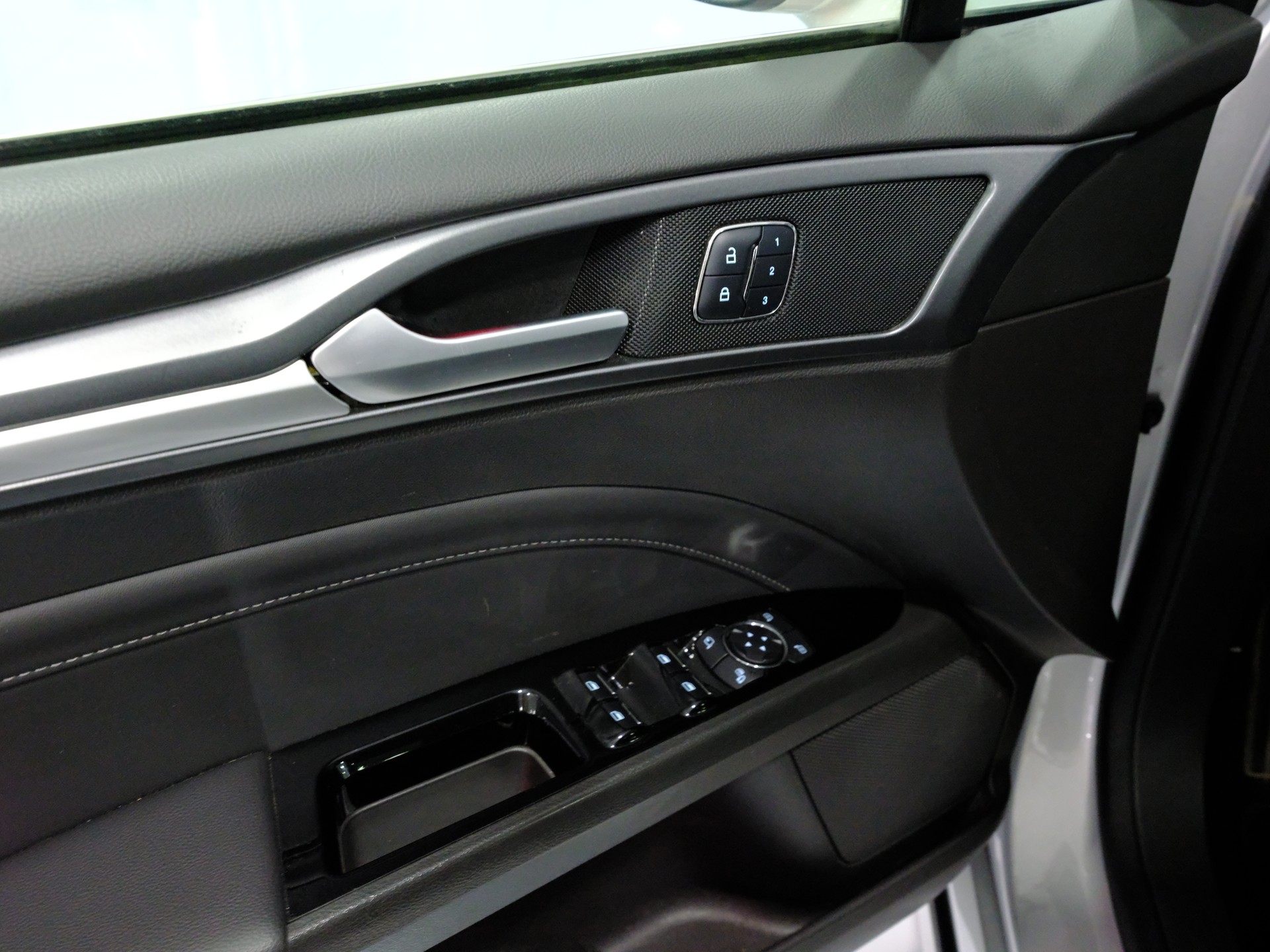 FORD Mondeo 2.0 TDCi Titanium AWD PowerShift-image-13