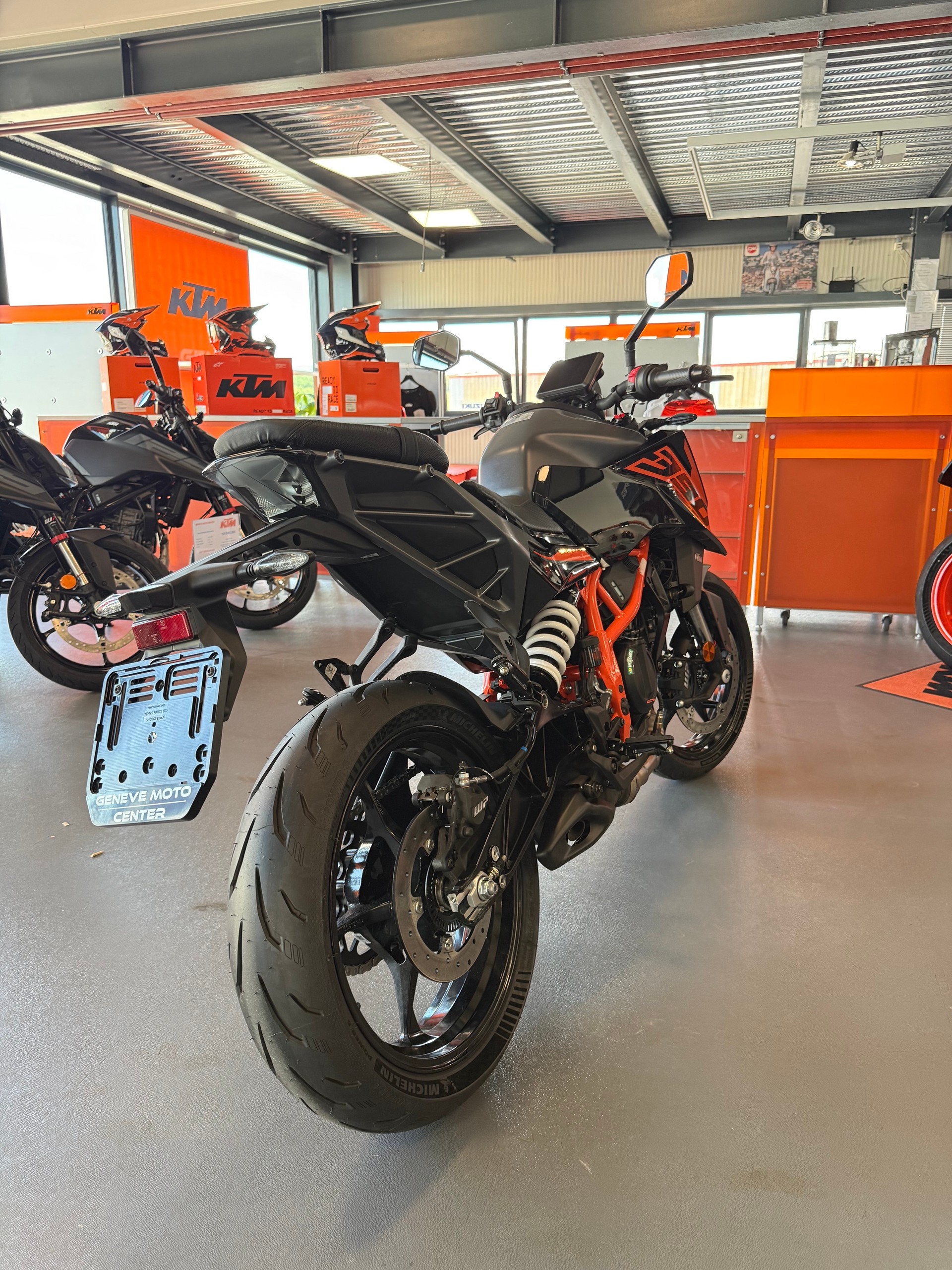 KTM 390 Duke-image-3