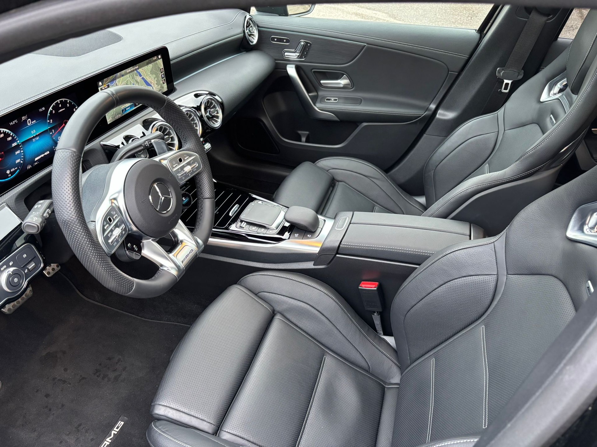 MERCEDES-BENZ A 35 AMG 4Matic-image-6
