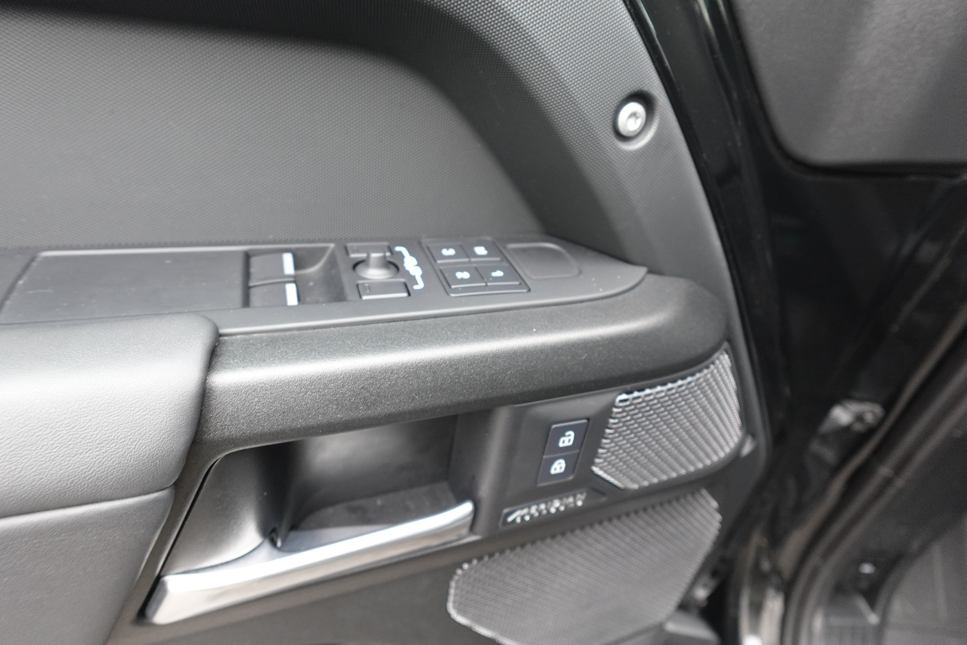 LAND ROVER Defender 90 525 V8 5.0 AT8-image-13