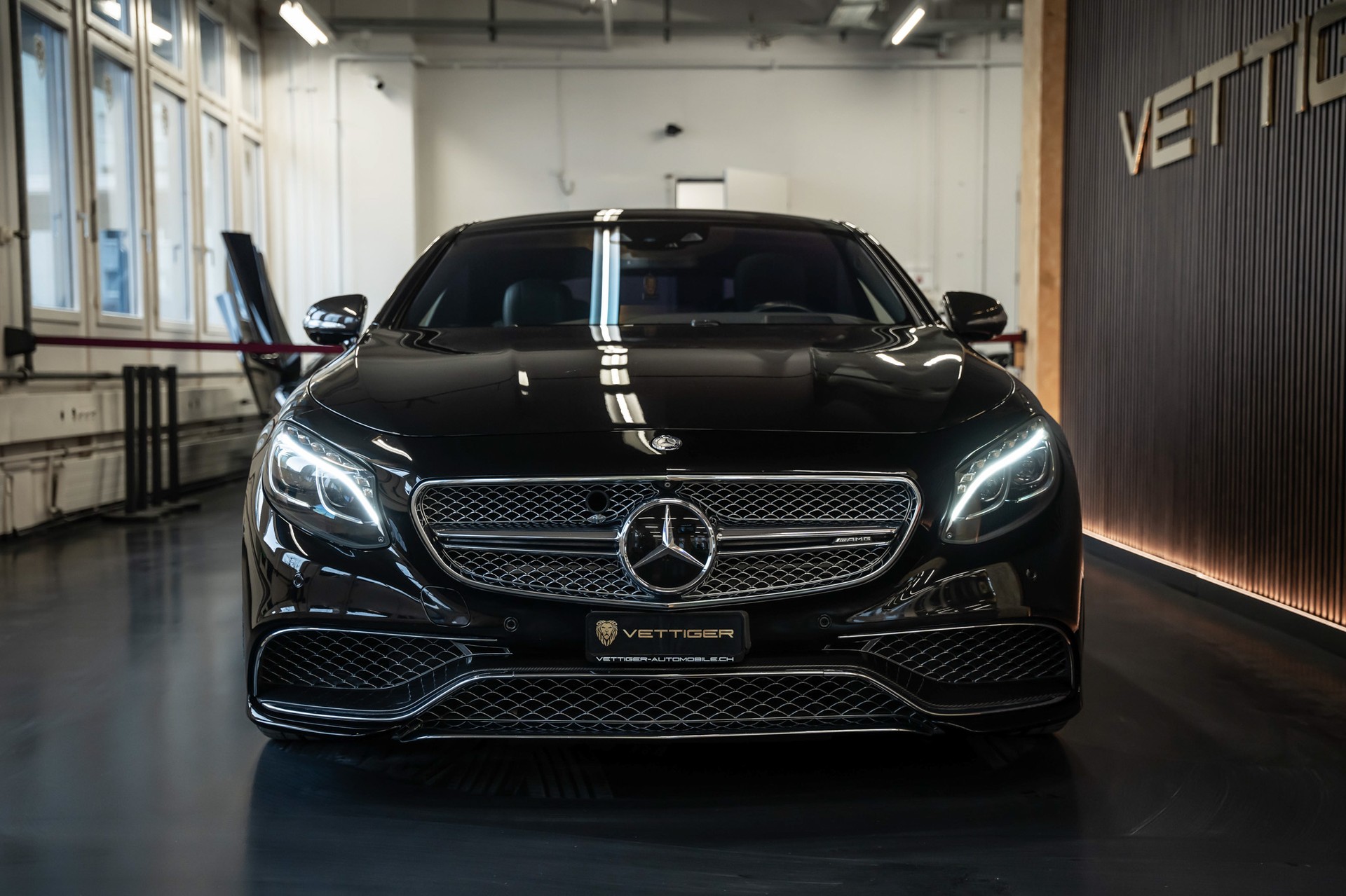 MERCEDES-BENZ S 65 AMG 7G-Tronic-showroom-element-1