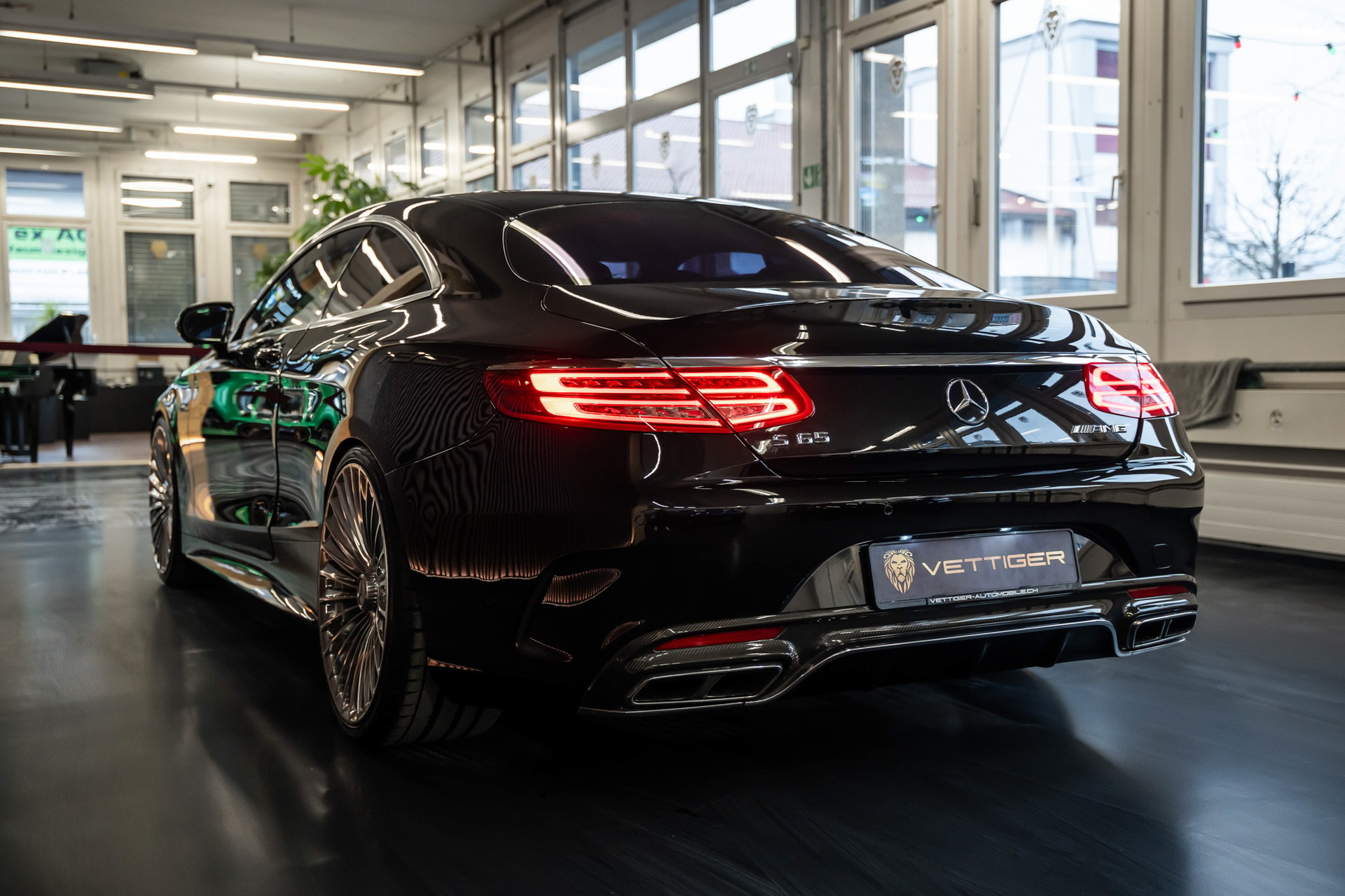 MERCEDES-BENZ S 65 AMG 7G-Tronic-showroom-element-3