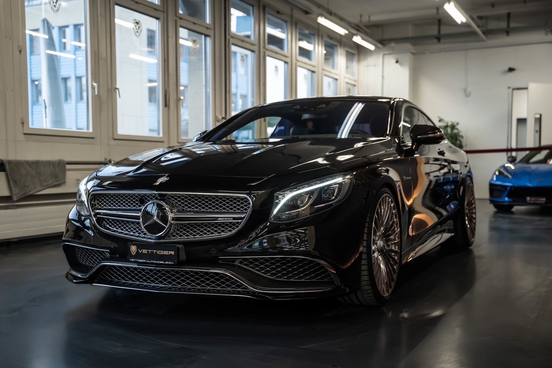 MERCEDES-BENZ S 65 AMG 7G-Tronic-showroom-element-2