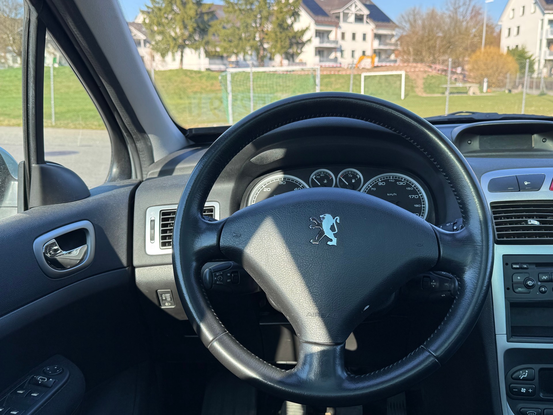 PEUGEOT 307 2.0 HDI XT-image-12