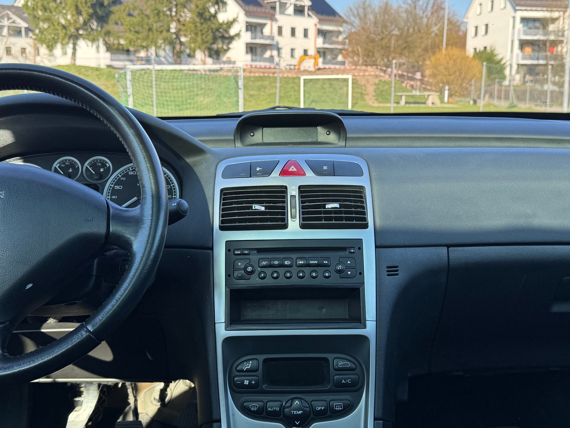 PEUGEOT 307 2.0 HDI XT-image-10