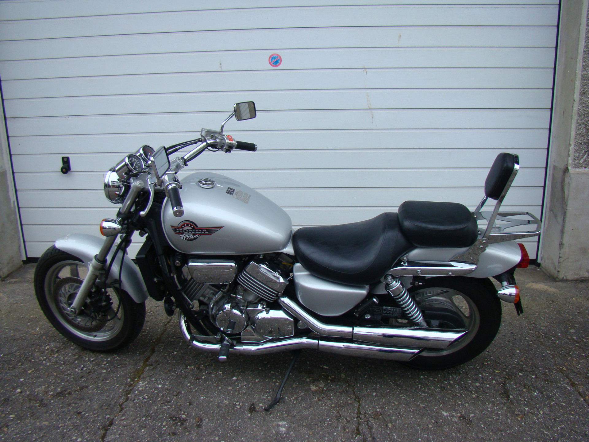 HONDA VF 750 C-image-0