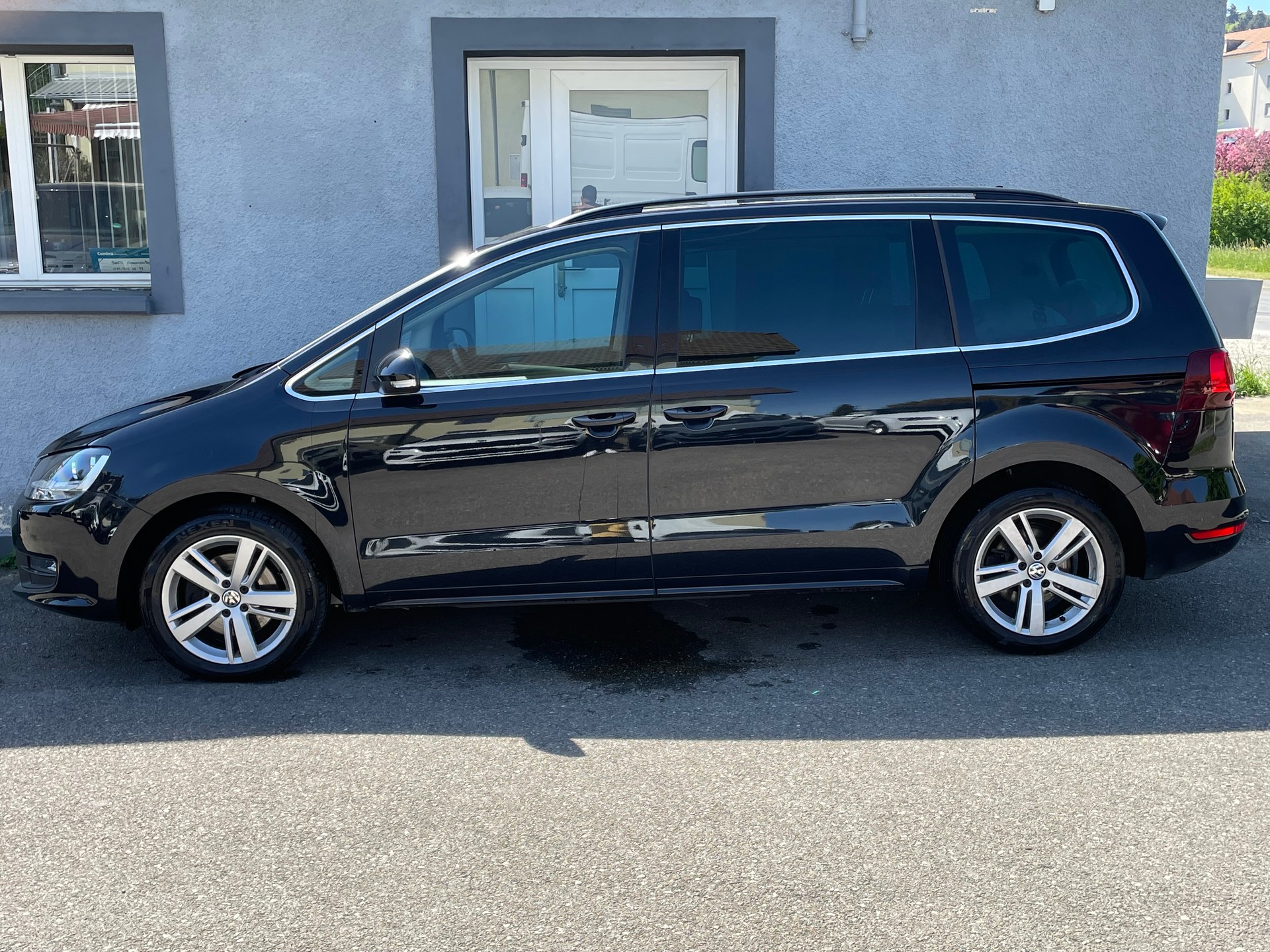VW Sharan 2.0 TDI BMT Comfortline DSG 7 PLACES-image-2