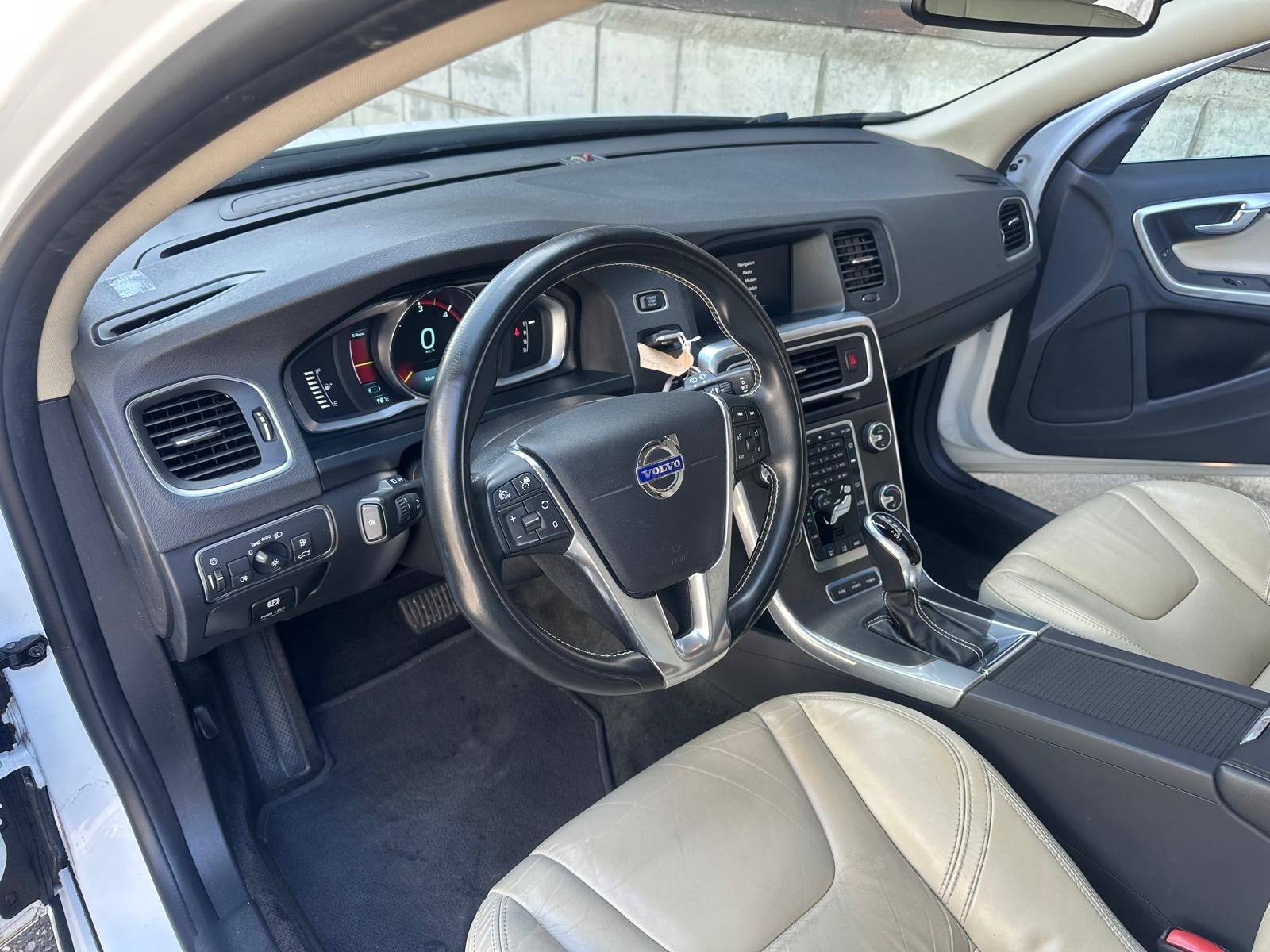 VOLVO V60 D6 AWD Plug-in Hybrid Summum Geartronic-image-9