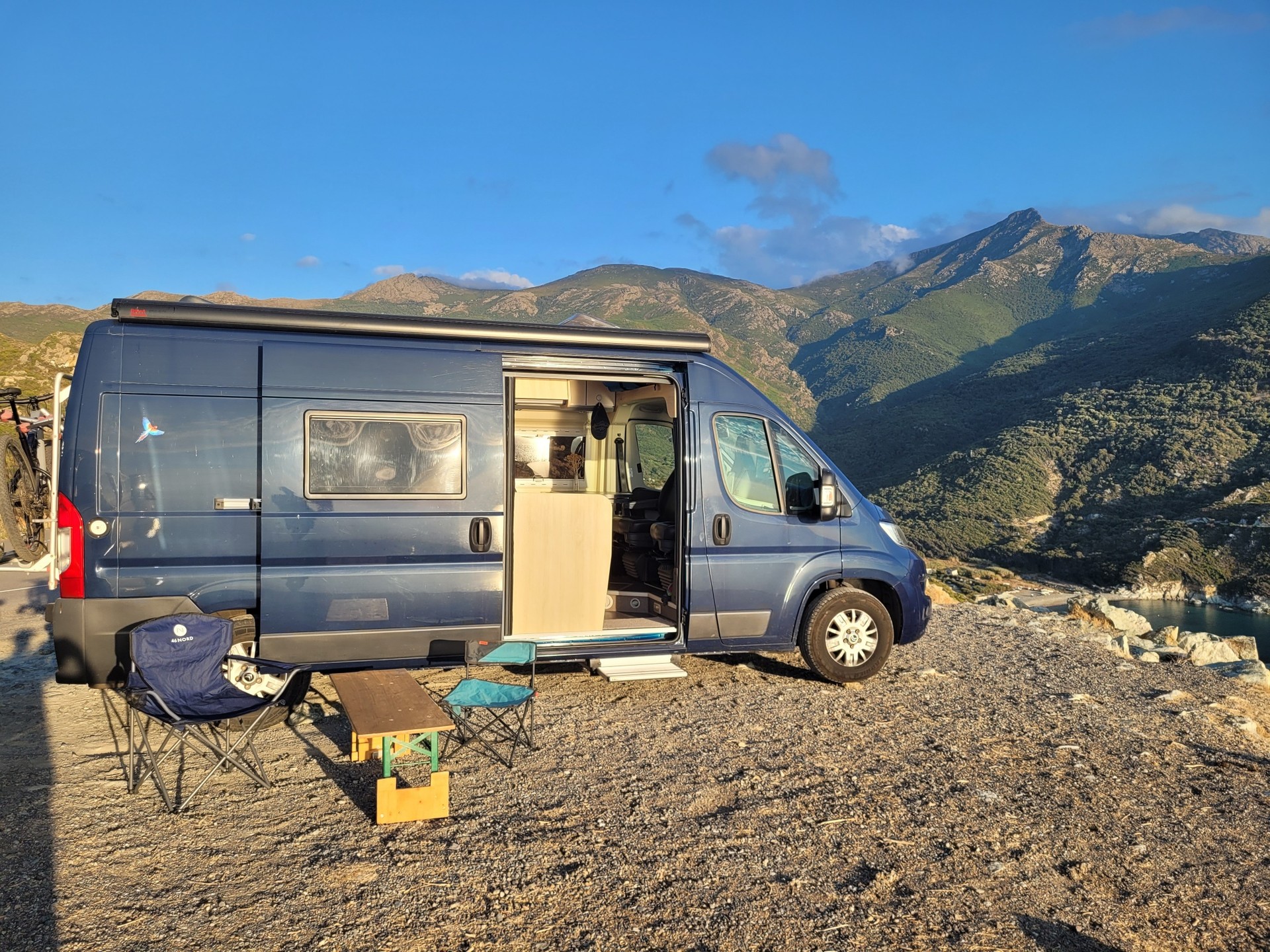 CLEVER VANS Celebration-showroom-element-1