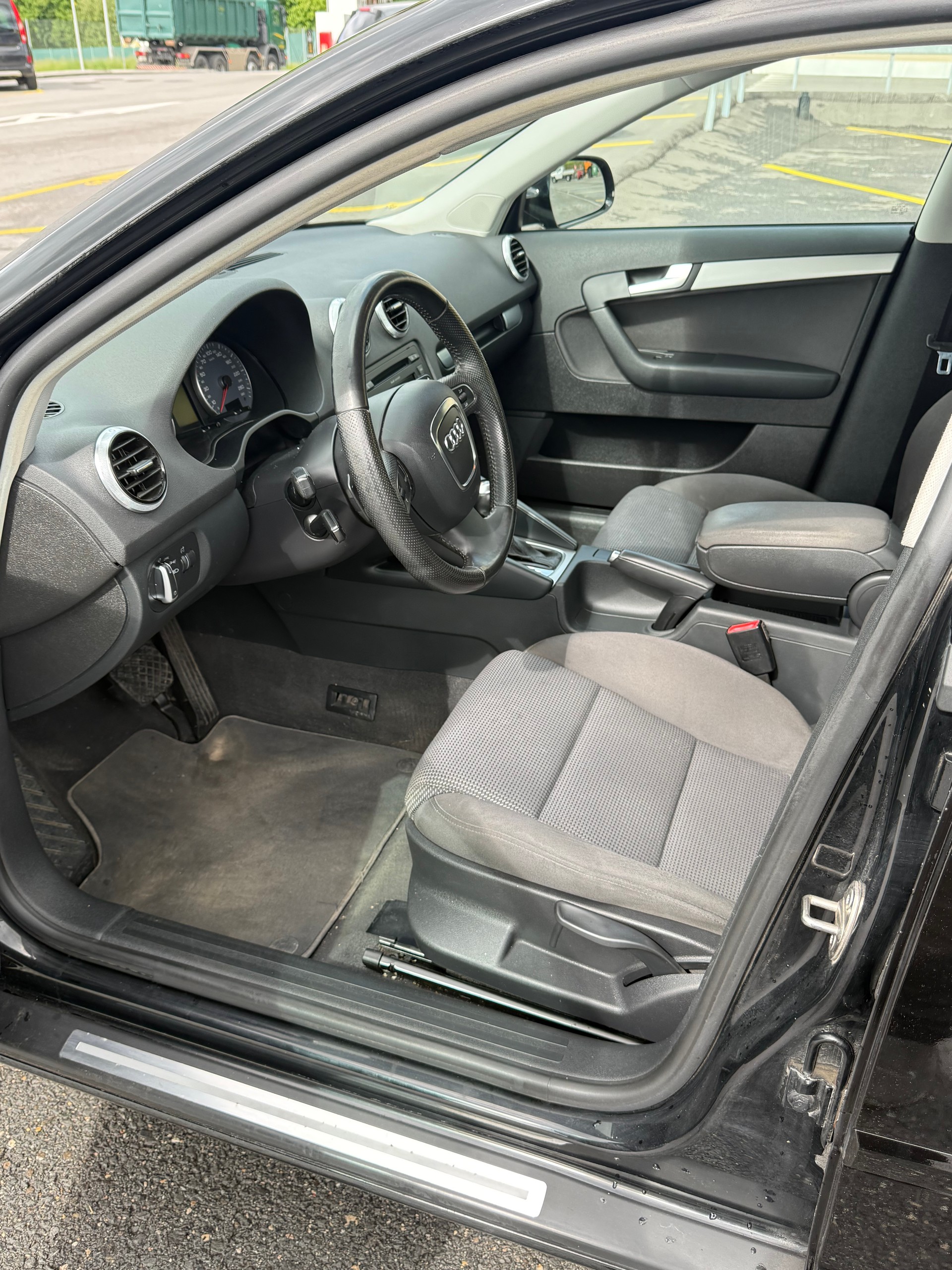AUDI A3 Sportback 1.8 TFSI Attraction S-tronic-image-4
