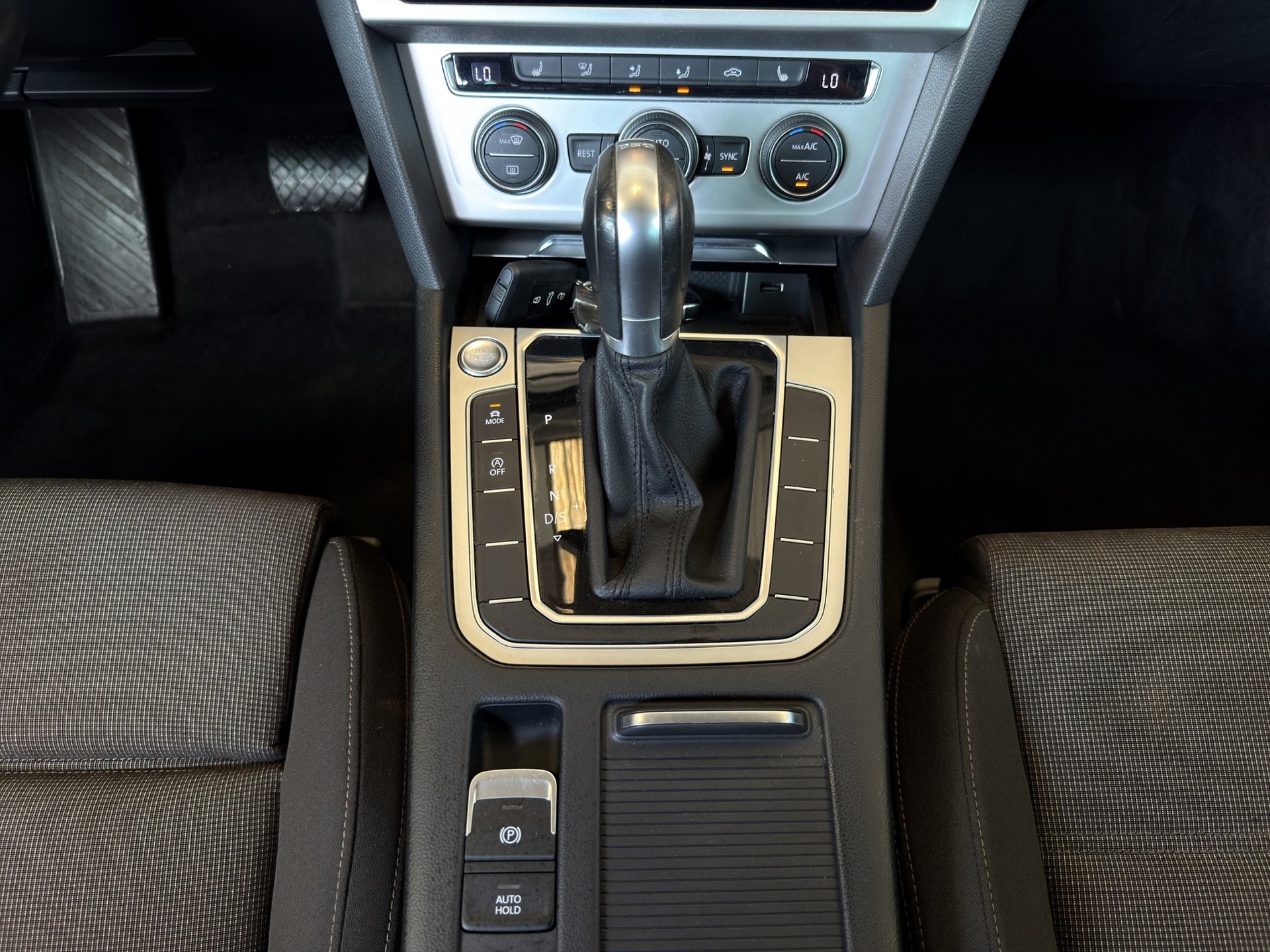 VW Passat Variant 2.0 TDI BMT Comfortline DSG 4Motion-image-15