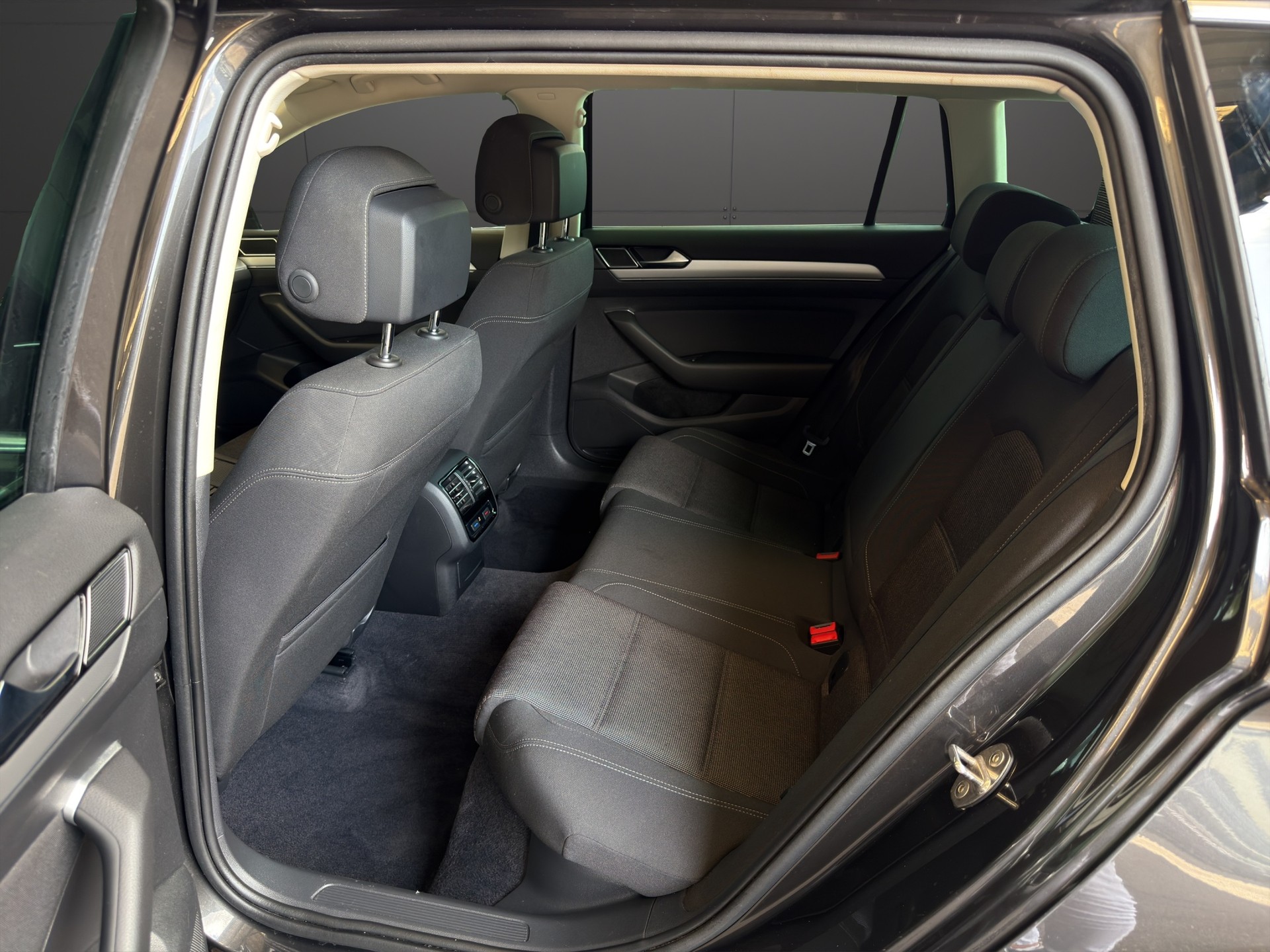 VW Passat Variant 2.0 TDI BMT Comfortline DSG 4Motion-image-22
