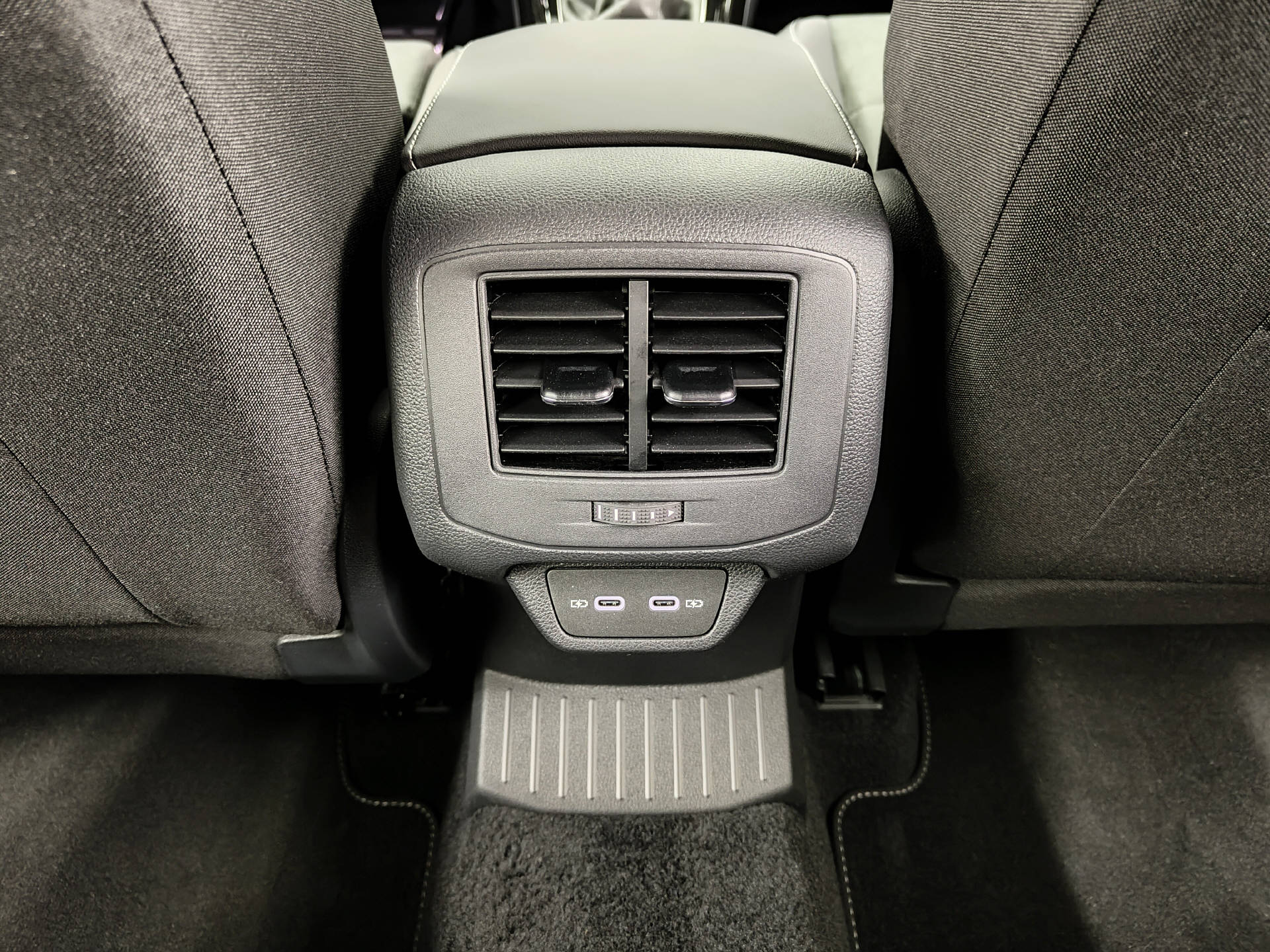 VW T-Roc 2.0 TSI R-Line DSG 4Motion-image-12