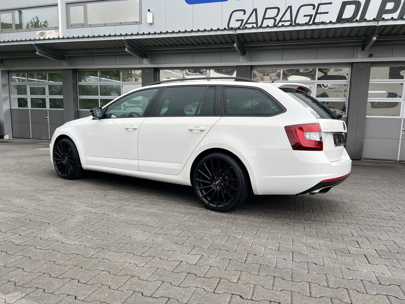 SKODA Octavia Combi 2.0 TSI RS DSG-showroom-element-2