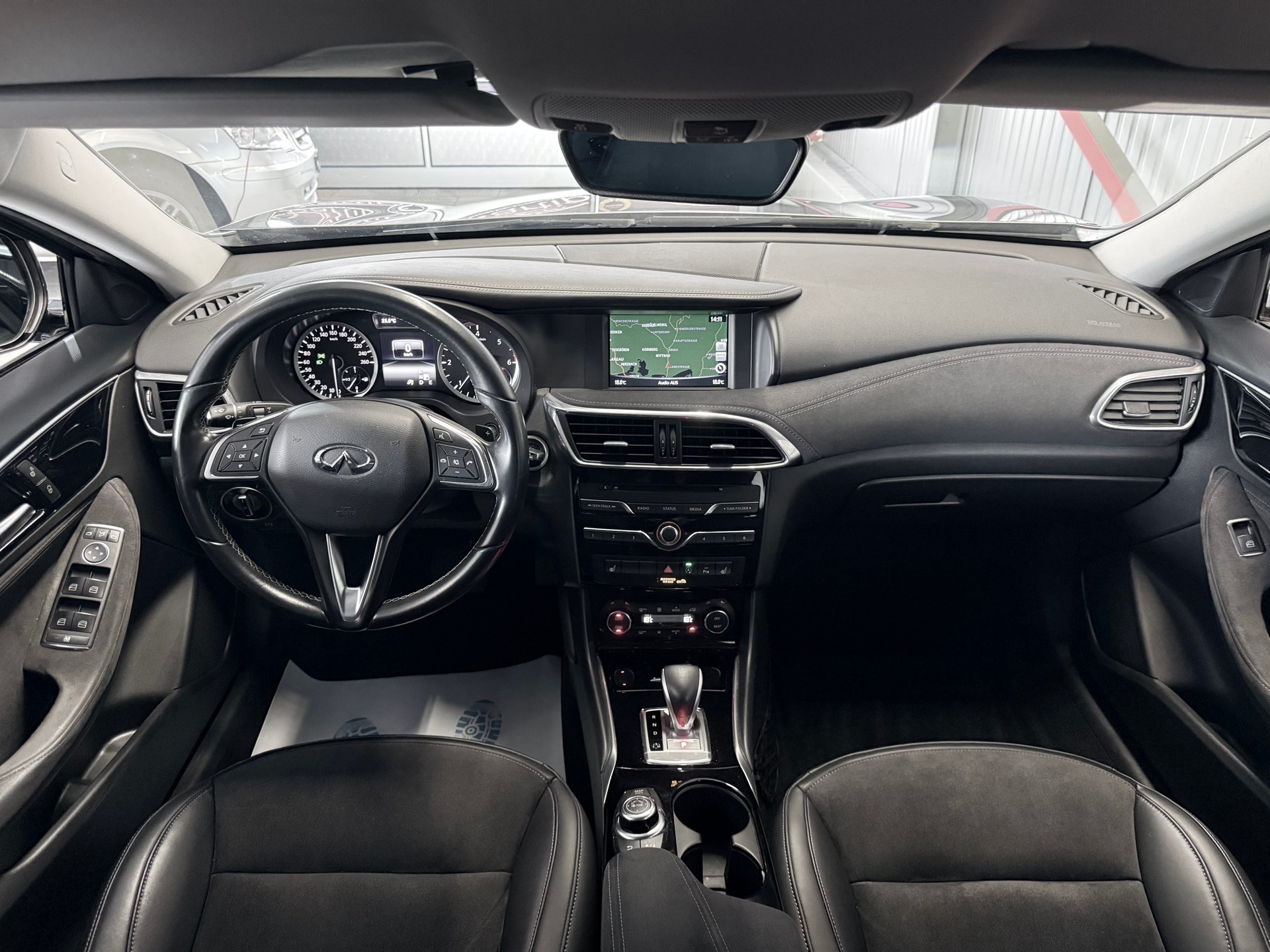 INFINITI Q30 Business Executive FWD DCT-image-12