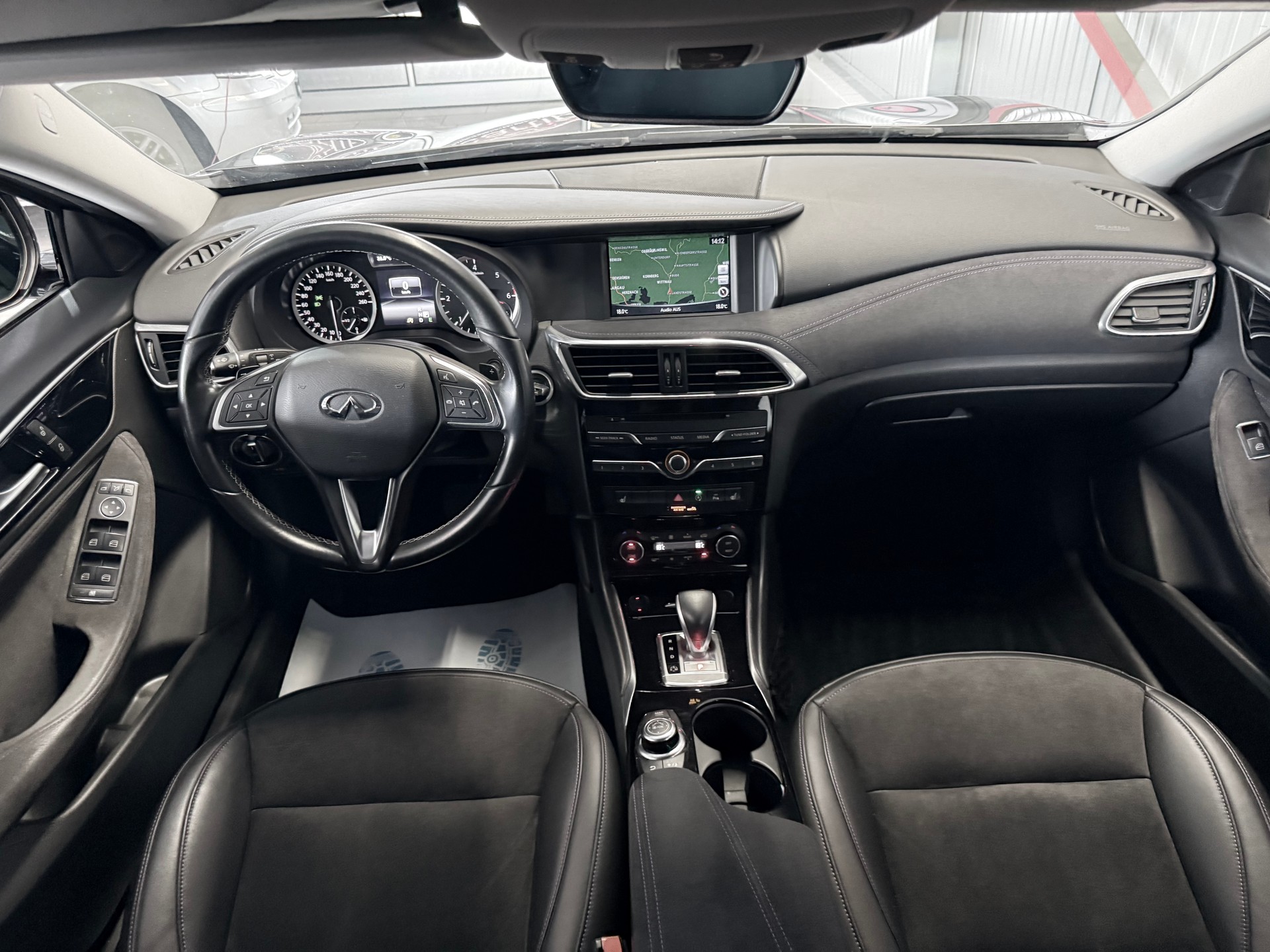 INFINITI Q30 Business Executive FWD DCT-image-2