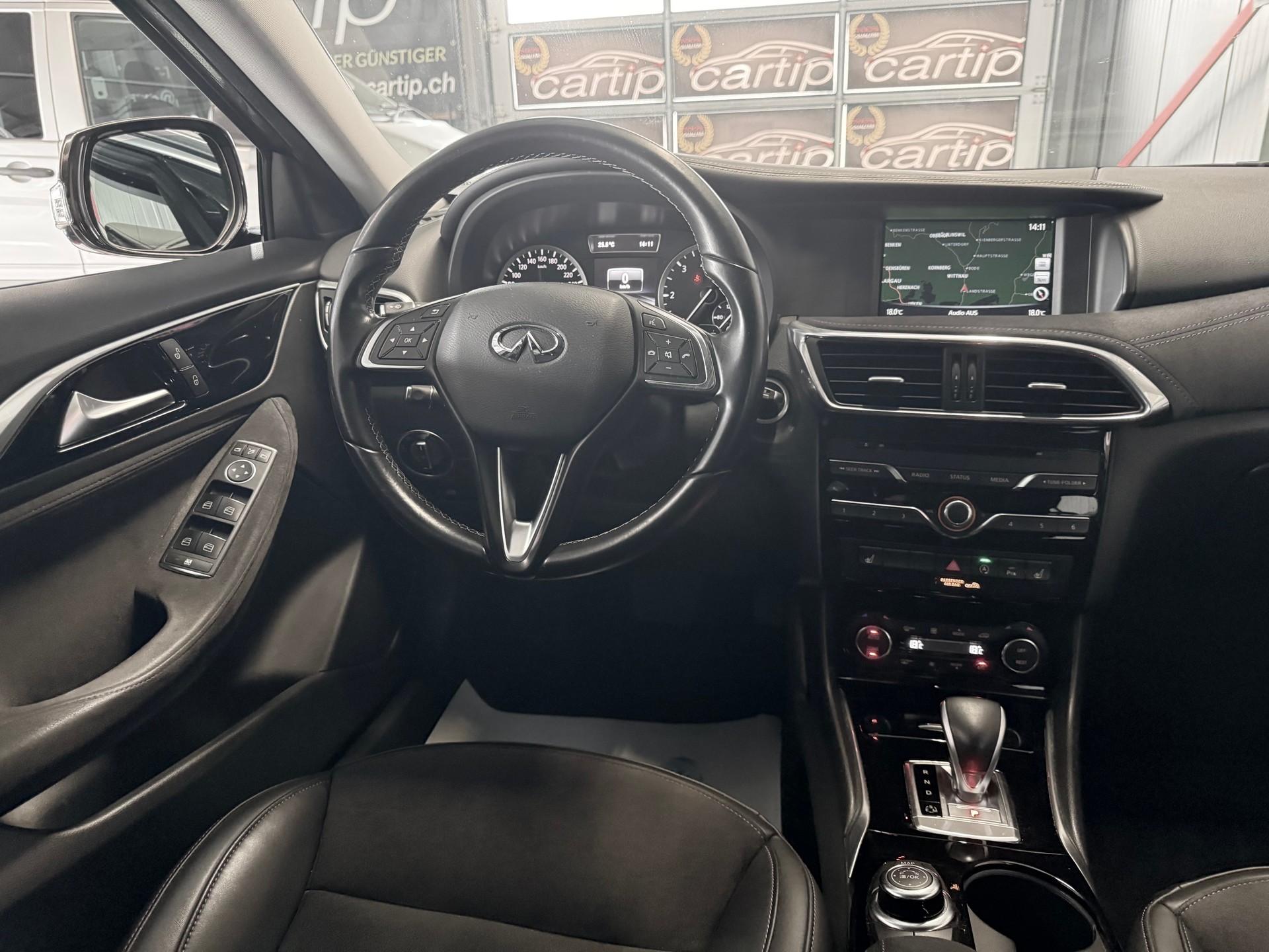 INFINITI Q30 Business Executive FWD DCT-image-10