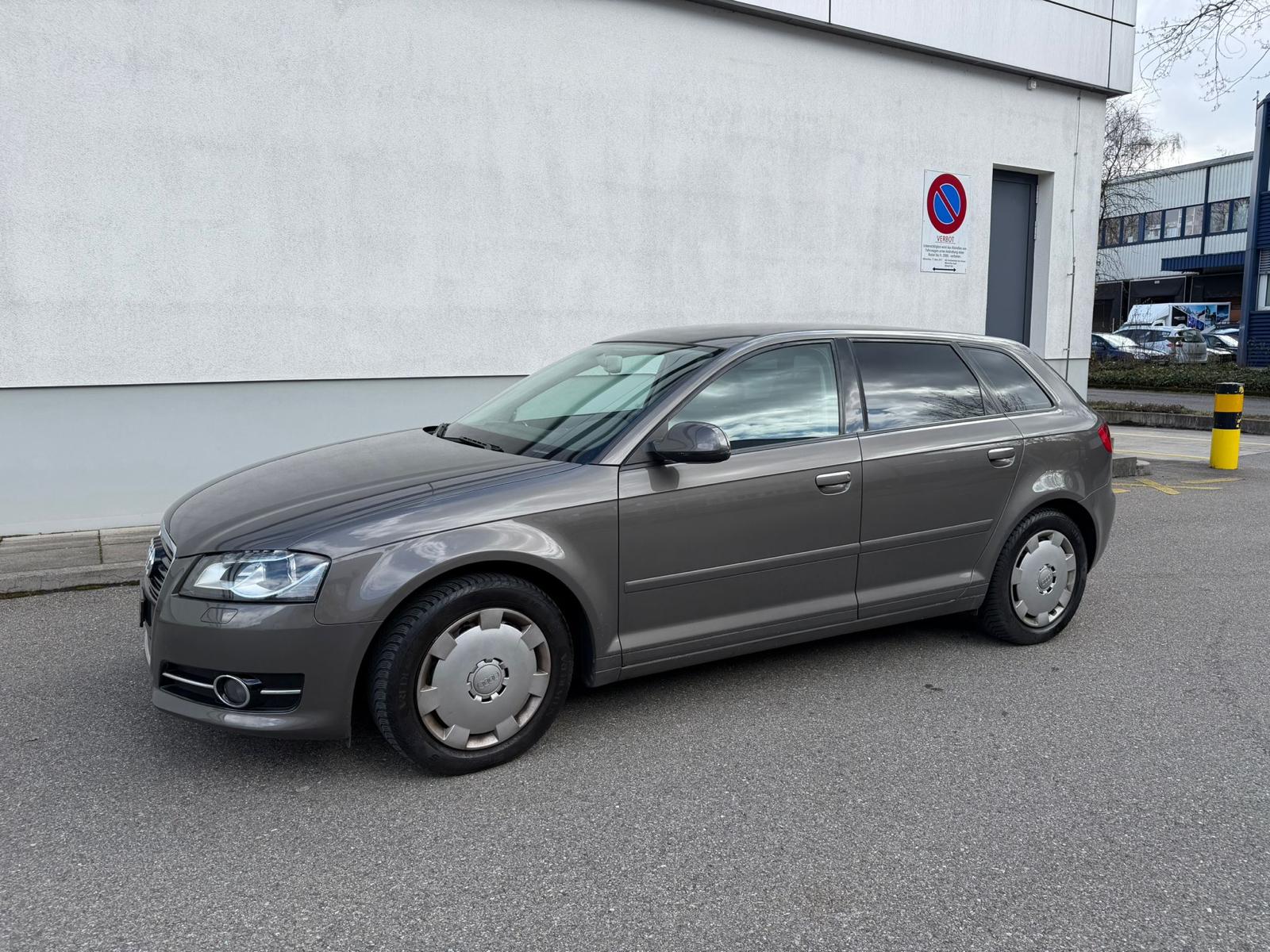 AUDI A3 Sportback 1.4 TFSI Attraction S-tronic-image-2