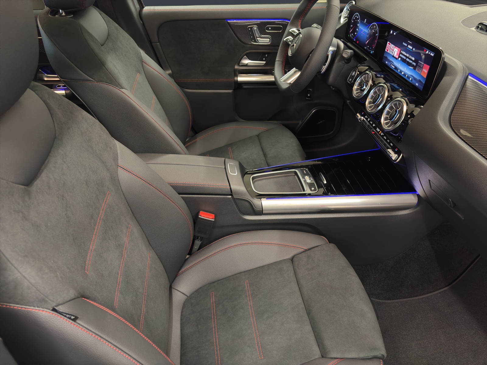 MERCEDES-BENZ GLA 220 4M-image-9