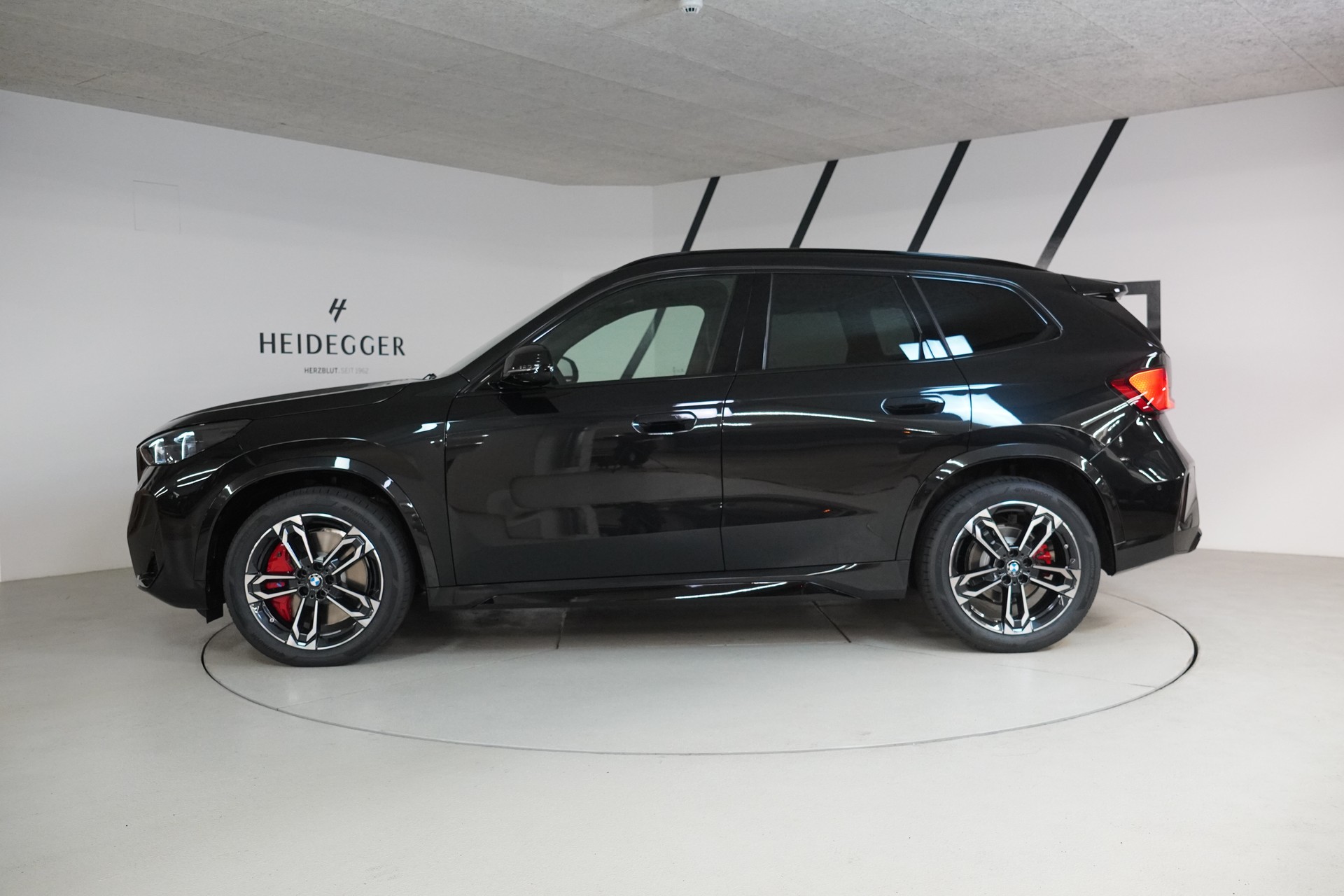 BMW X1 xDrive 23d 48V M Sport Pro-showroom-element-3