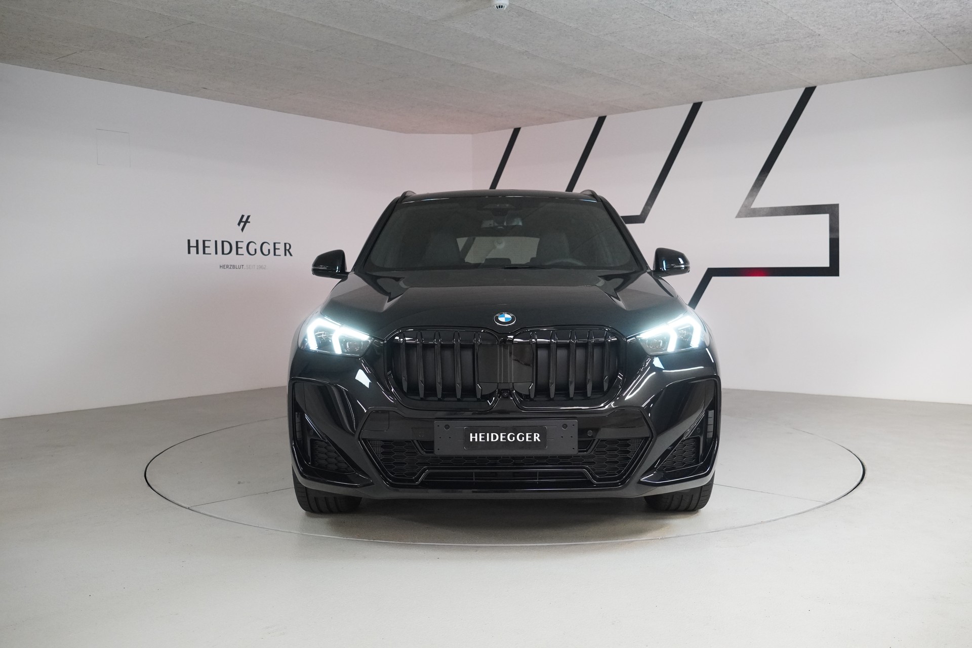 BMW X1 xDrive 23d 48V M Sport Pro-showroom-element-1